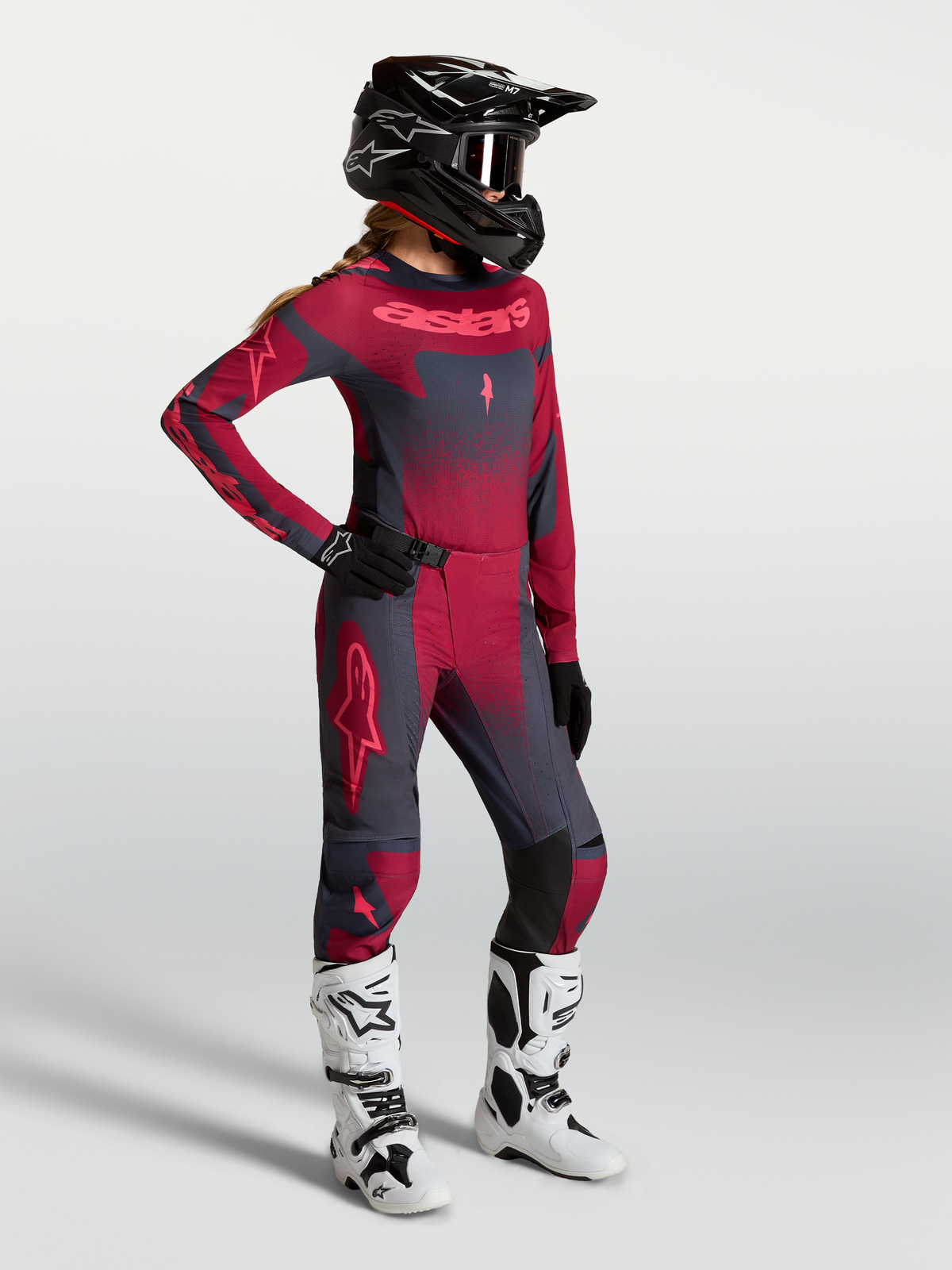 Alpinestars Stella Techstar Swan, jersey de motocross para mujer, rojo carmesí y gris oscuro, mostrado en modelo.