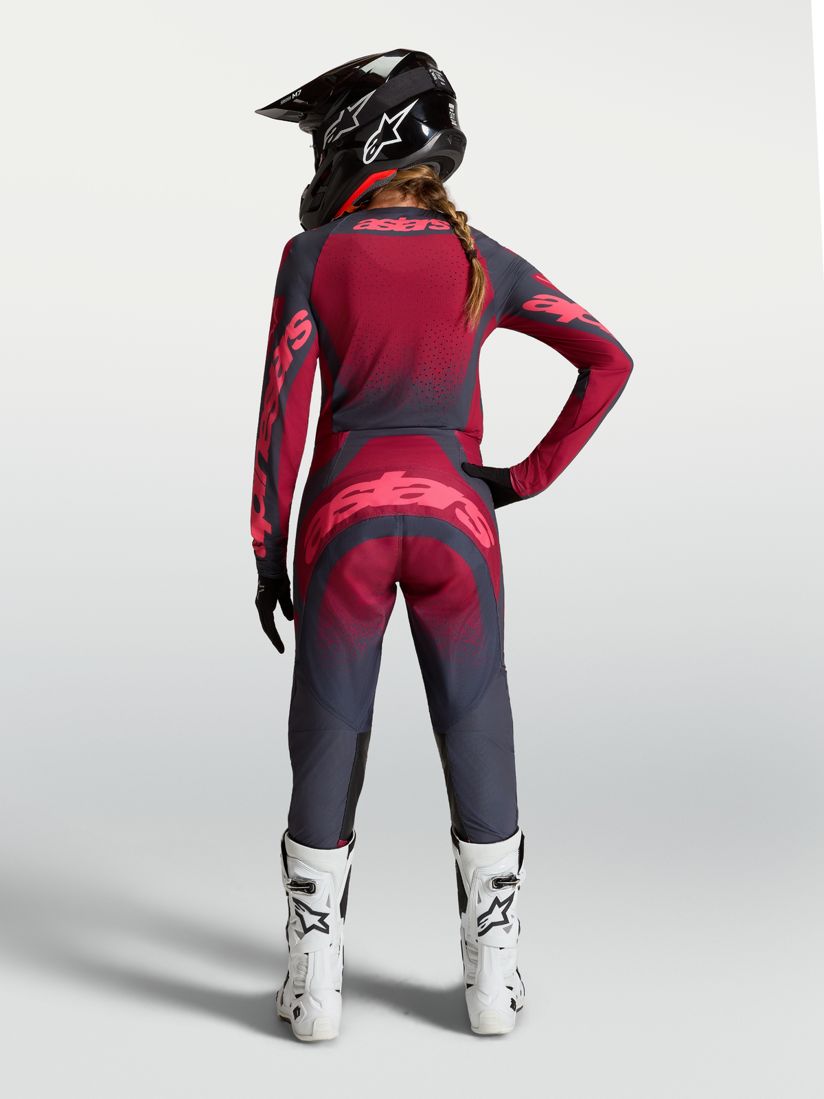 Alpinestars Stella Techstar Swan Jersey, jersey de motocross para mujer, rojo carmesí y gris oscuro, vista posterior del equipamiento técnico con ventilación perforada y ajuste ergonómico para pilotaje off-road