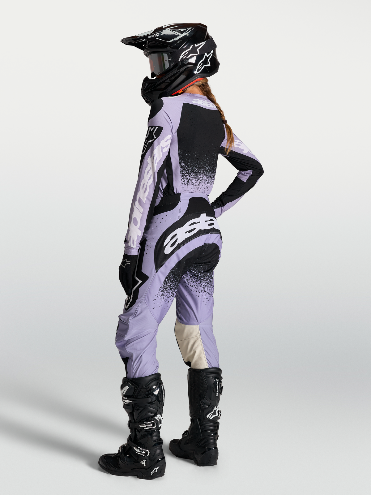 Alpinestars Stella Techstar Swan Jersey y Gear Set, conjunto de motocross para mujer, violeta claro y negro, vista trasera.