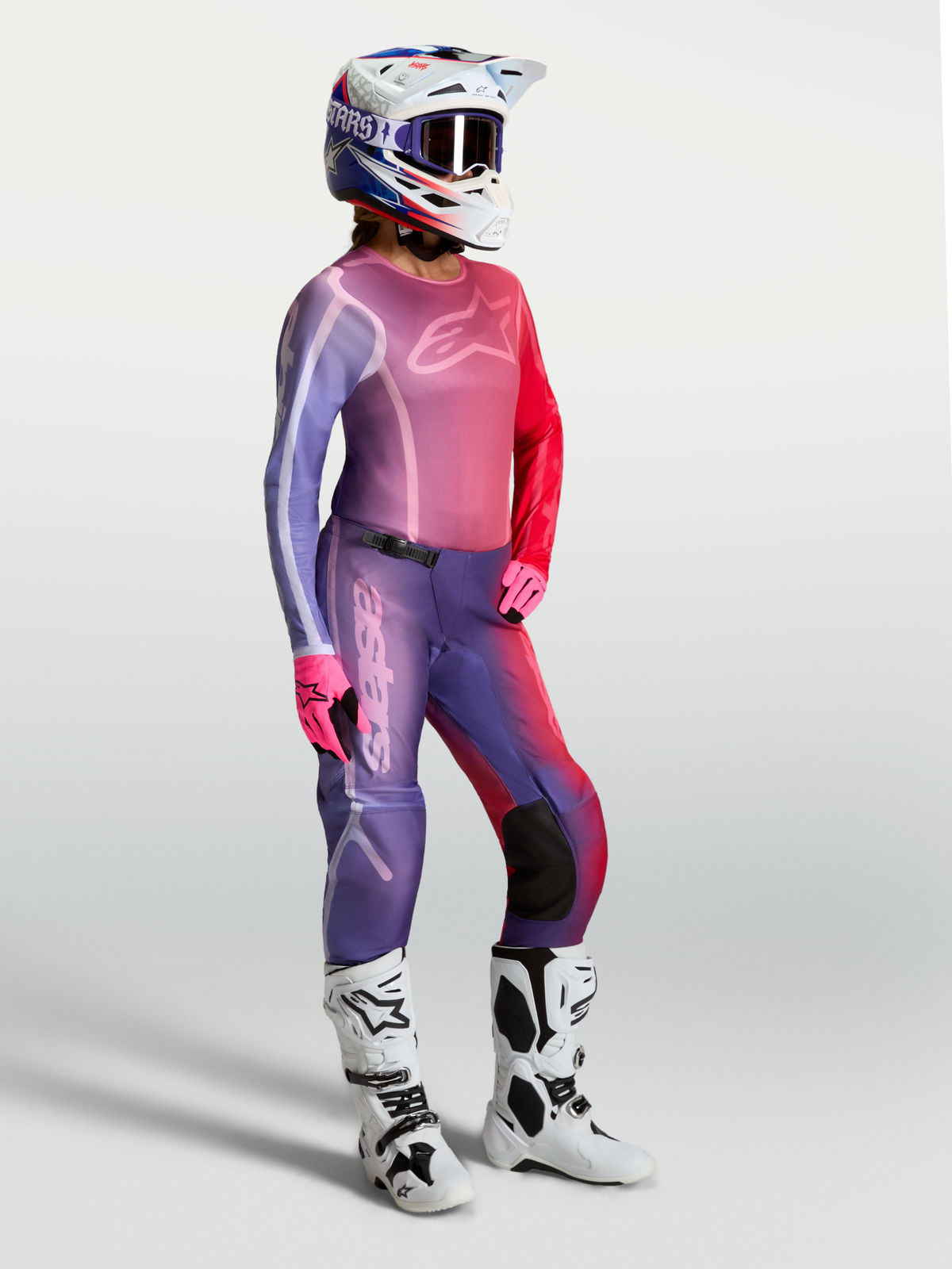 Alpinestars Stella Fluid Kepler, jersey de motocross para mujer, morado y rojo, con pantalones a juego y botas blancas