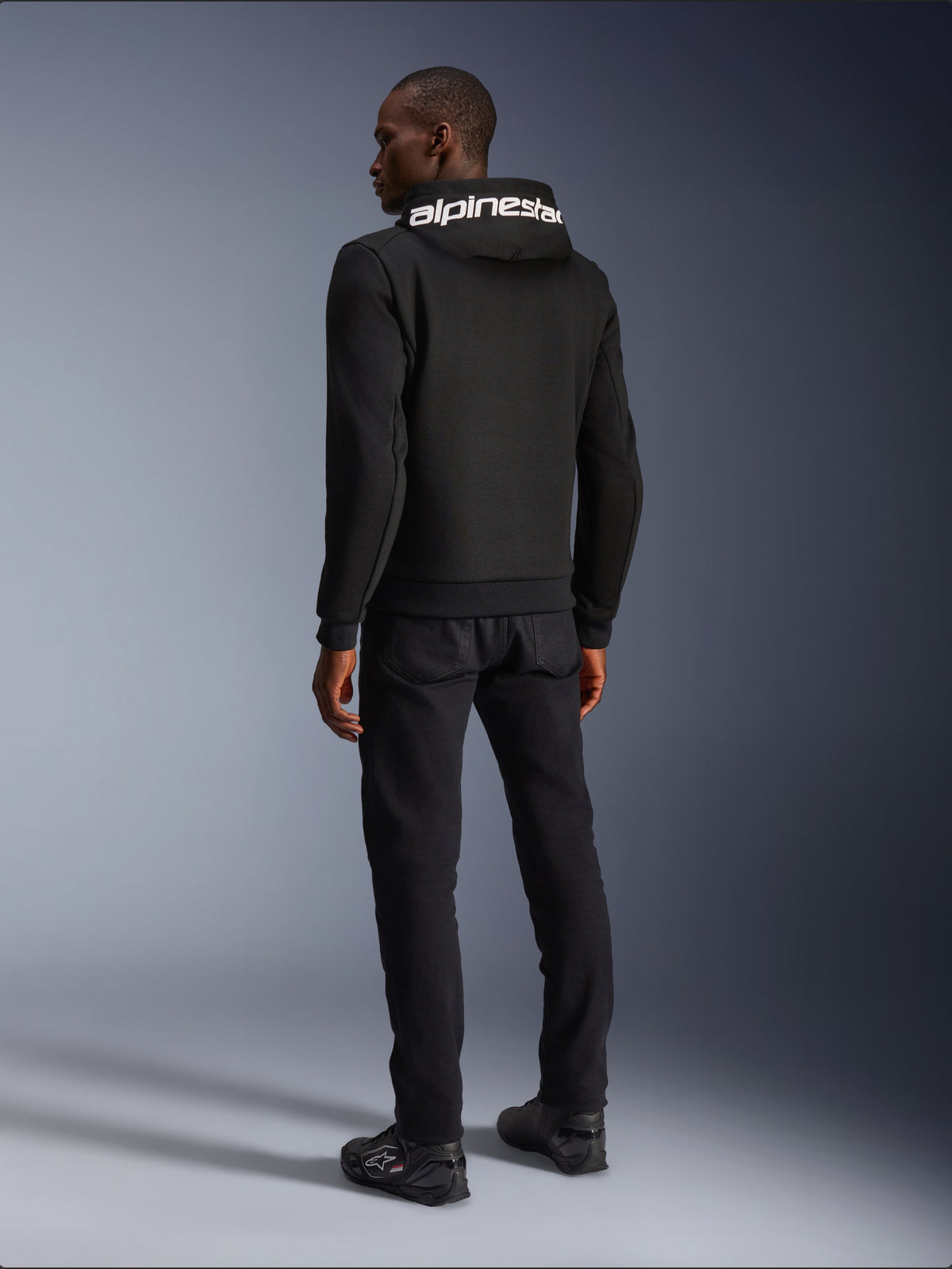 Alpinestars Chrome V2 Sport, sudadera de moto urbana para hombre, negra, vista trasera con logotipo blanco en la capucha