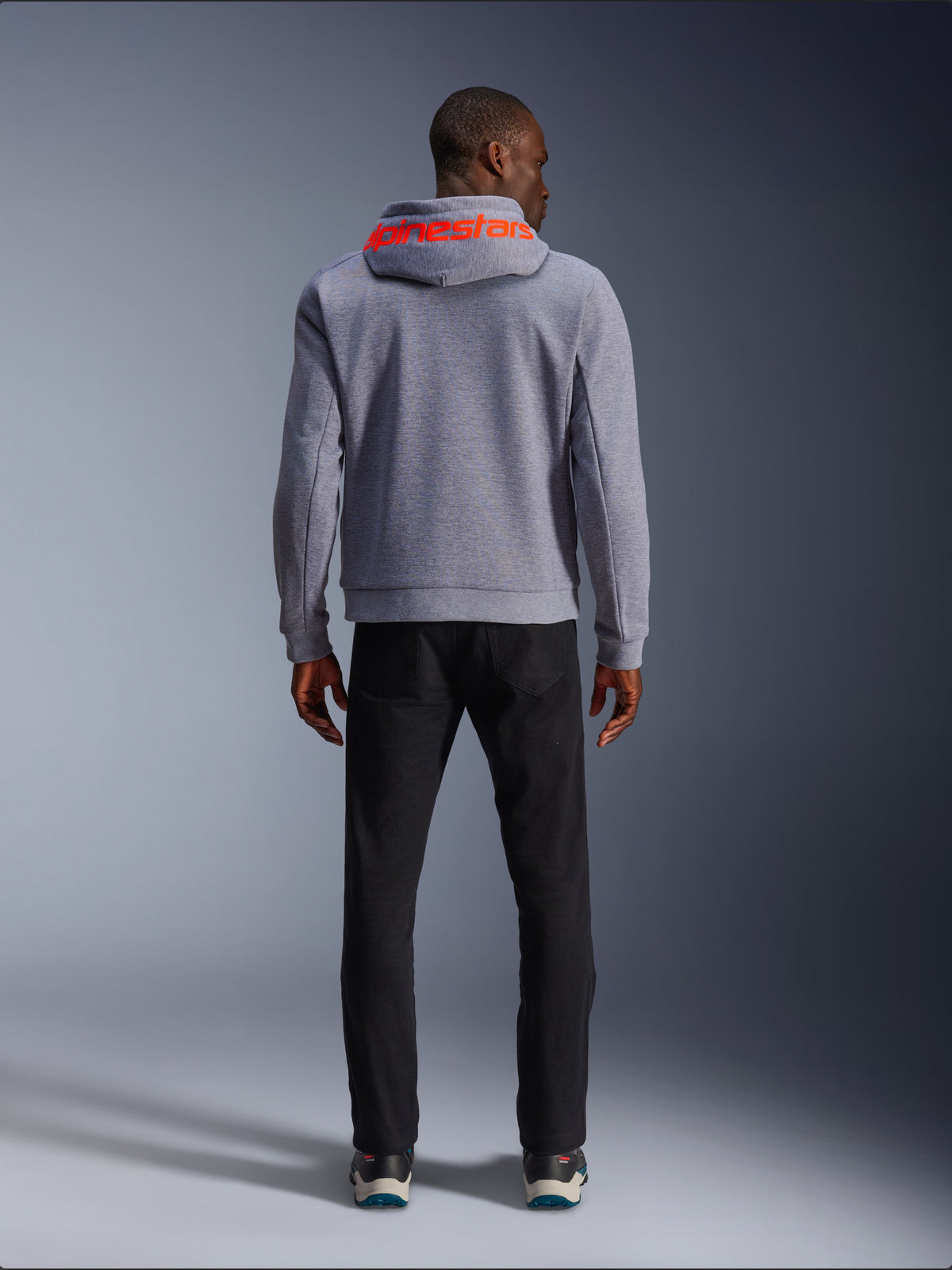 Sudadera Alpinestars Chrome V2 Sport de moto urbana, gris y roja flúor, forro polar técnico certificado CE, vista trasera.