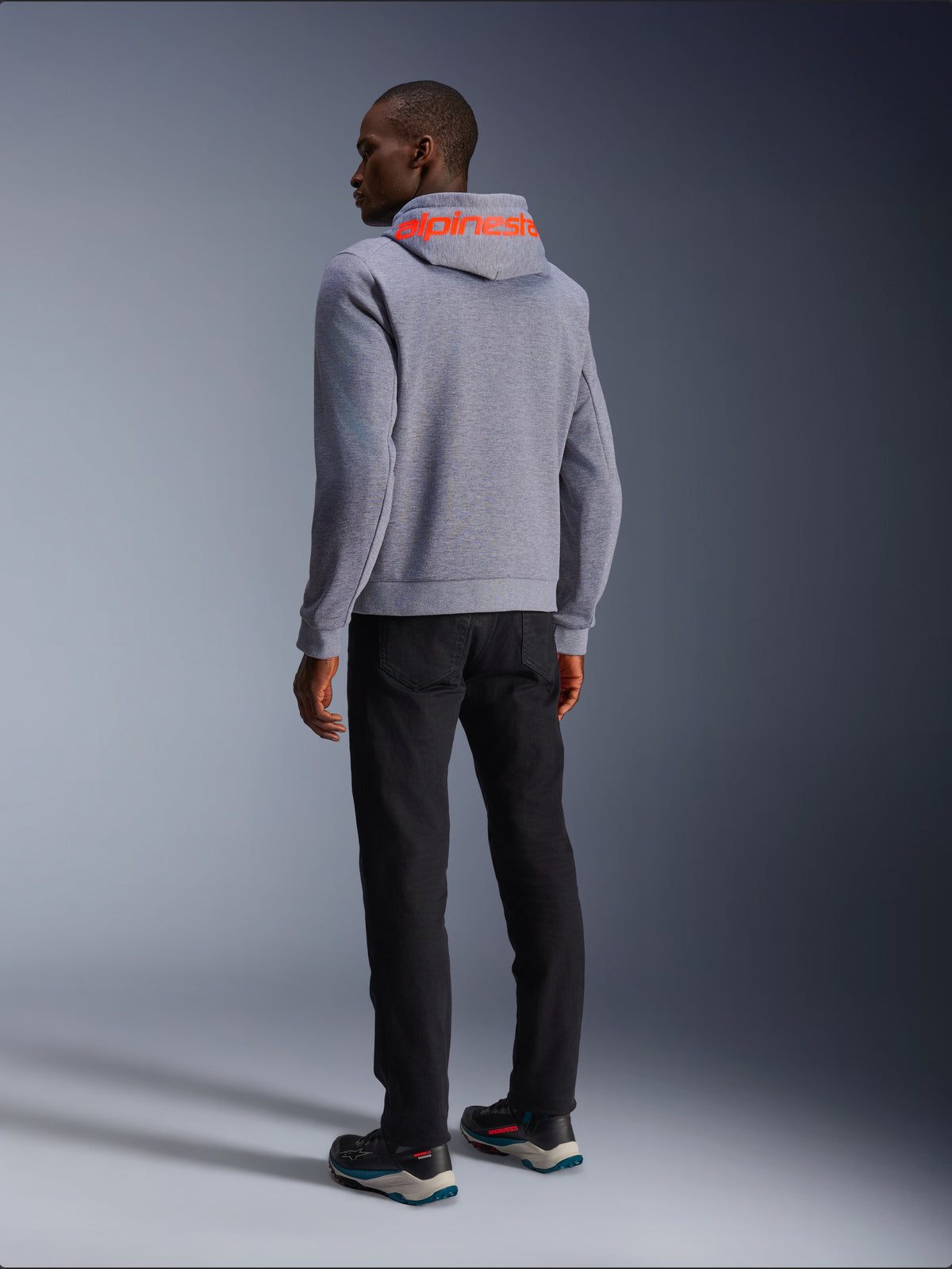 Alpinestars Chrome V2 Sport, sudadera de moto urbana para hombre, gris y rojo flúor, vista trasera con logotipo en la capucha