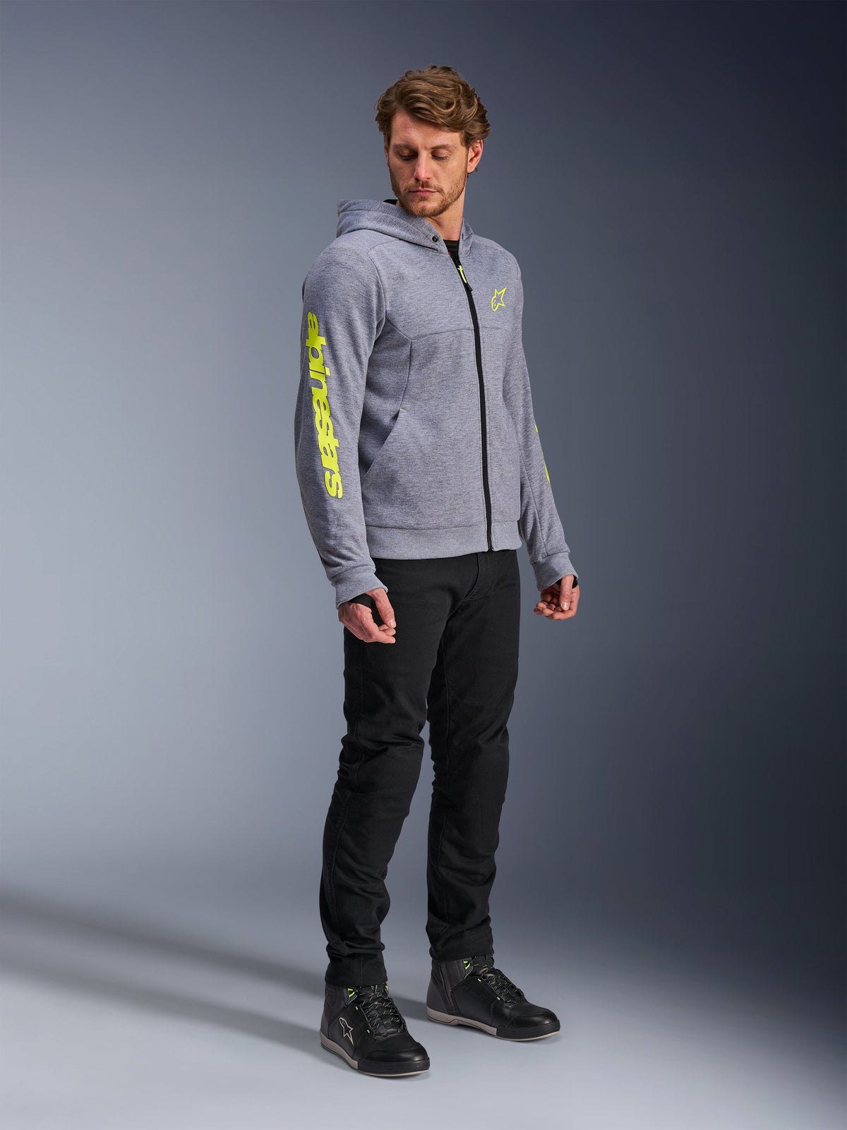 Sudadera Alpinestars Chrome V2 Sport para hombre, gris jaspeado y amarillo flúor, forro polar técnico con refuerzos aramídicos, protecciones Nucleon Flex Plus y certificación CE.