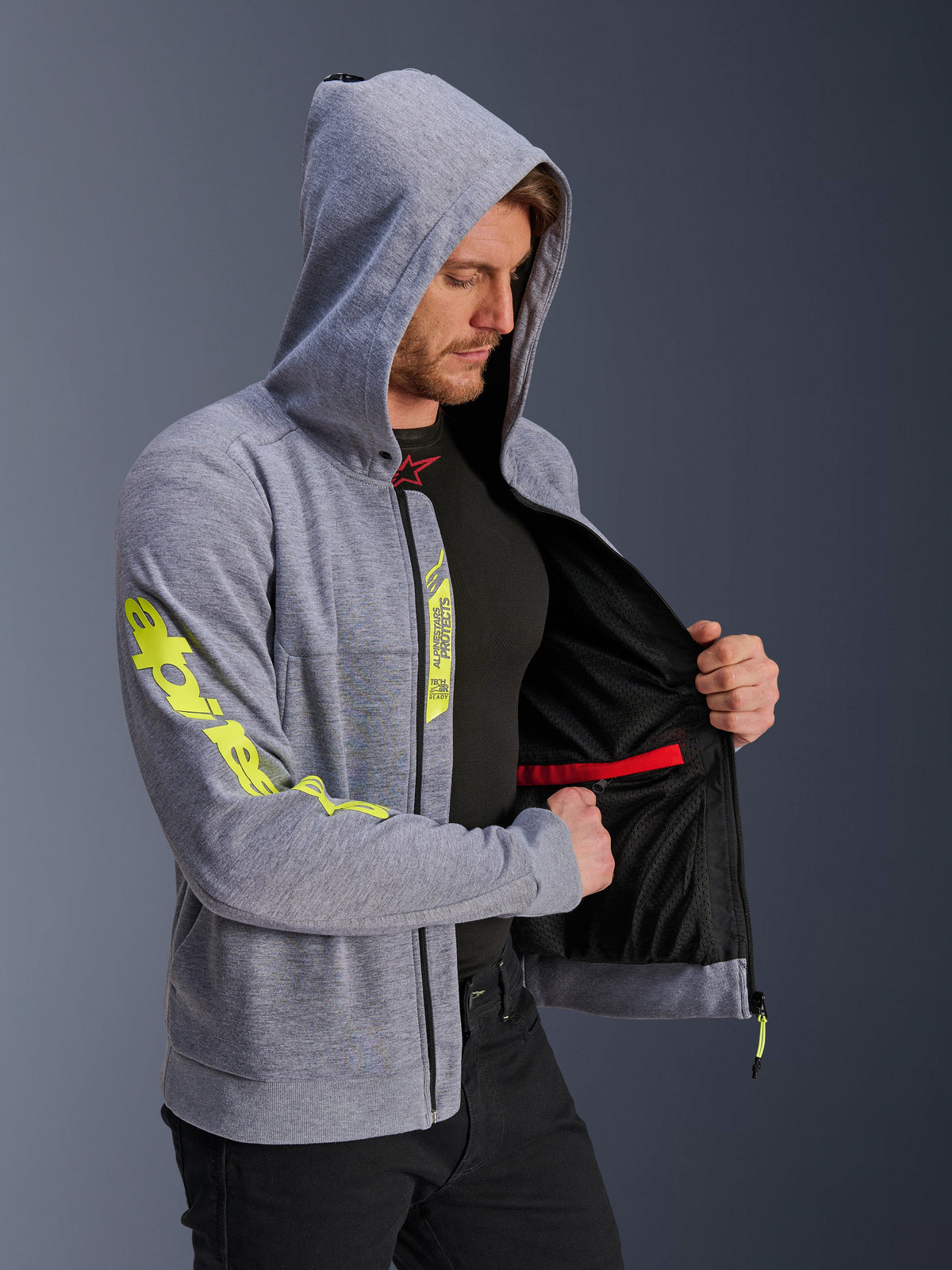 Sudadera Chrome V2 Sport de Alpinestars para hombre, gris y amarilla flúor, con forro de malla y diseño urbano para moto.