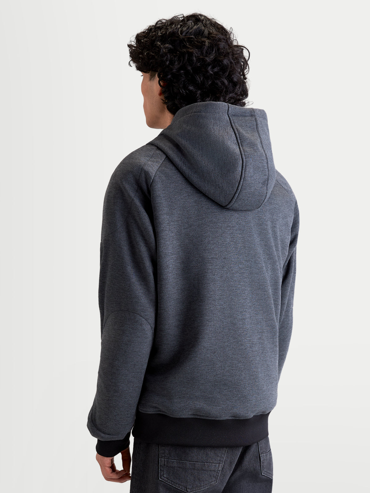 Alpinestars Sudadera Ageless, sudadera de moto urbana para hombre, gris melange asfalto, vista trasera de un modelo con chaqueta de protección con capucha fija y paneles reforzados
