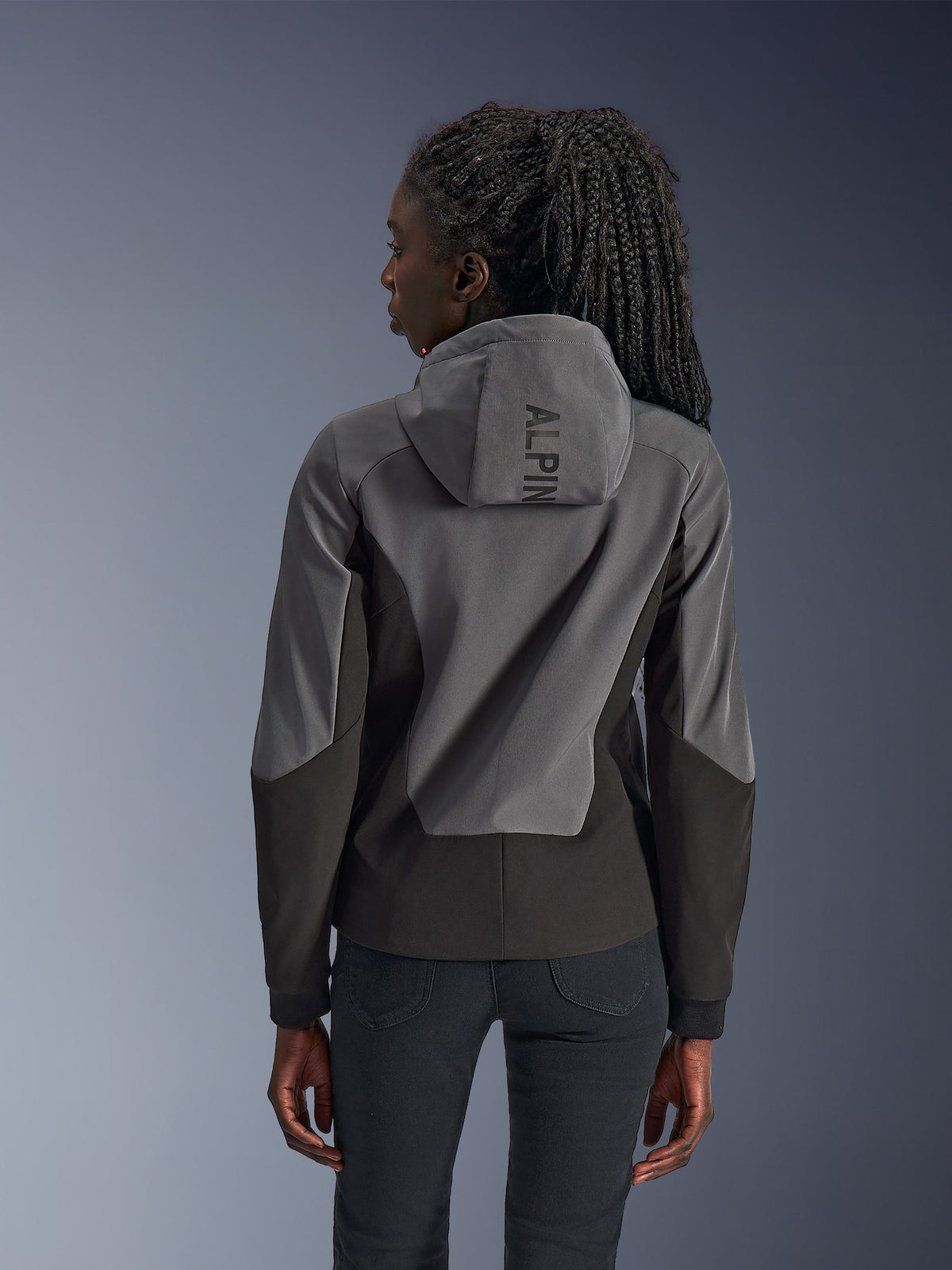 Alpinestars Stella Radium Tech Hoodie para mujer, vista posterior, color Deep Gray Black, capa técnica de 3 capas resistente al viento en dos tonos gris y negro, marca Alpinestars en la capucha, prenda de motociclismo urbana con ajuste atlético