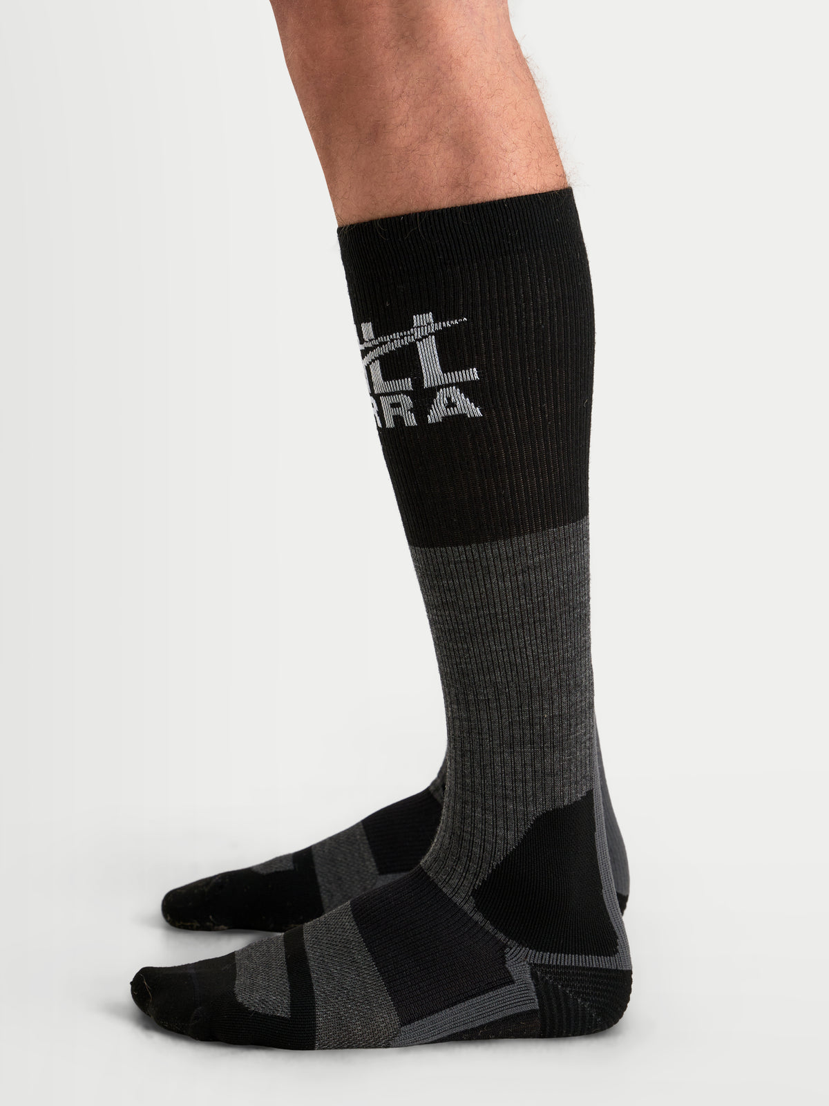 Alpinestars AT-8 Merino Calcetines, calcetines de moto de aventura altos, gris alquitrán y negro, mezcla térmica de lana merino con caña acanalada y talón y puntera reforzados, vista en modelo