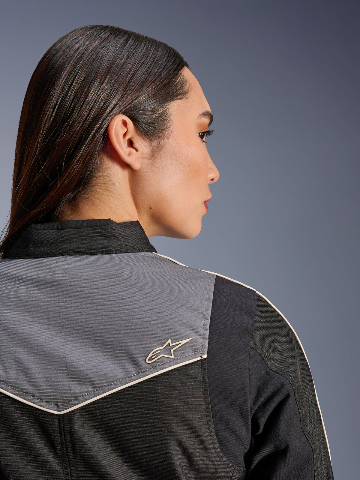 Chaqueta Alpinestars Stella T-Dyno WR, chaqueta de moto para mujer, negro, gris oscuro y crudo, vista de cerca de la espalda, hombro y canesú con panel gris y logotipo de estrella en color crudo, equipamiento de moto de inspiración vintage