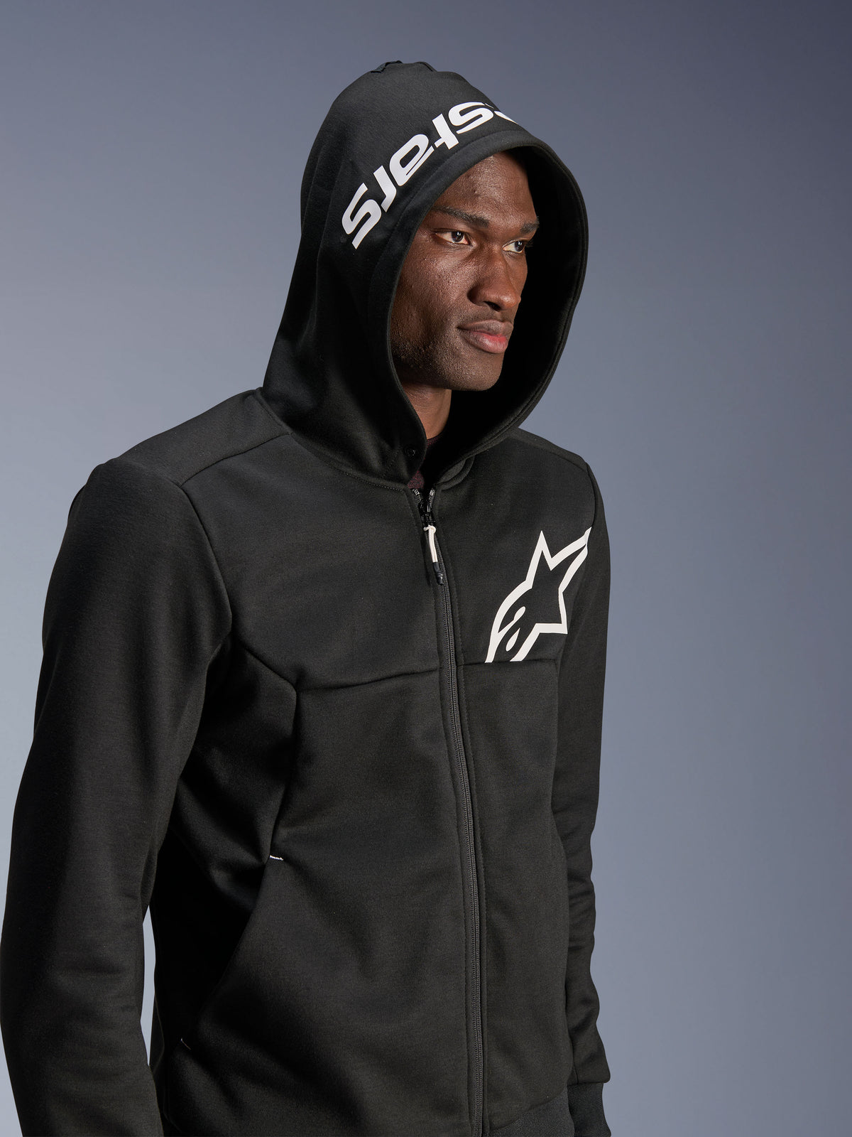 Alpinestars Chrome V2 Sport, sudadera para hombre, negra y blanca, de conducción urbana con forro polar técnico y capucha.