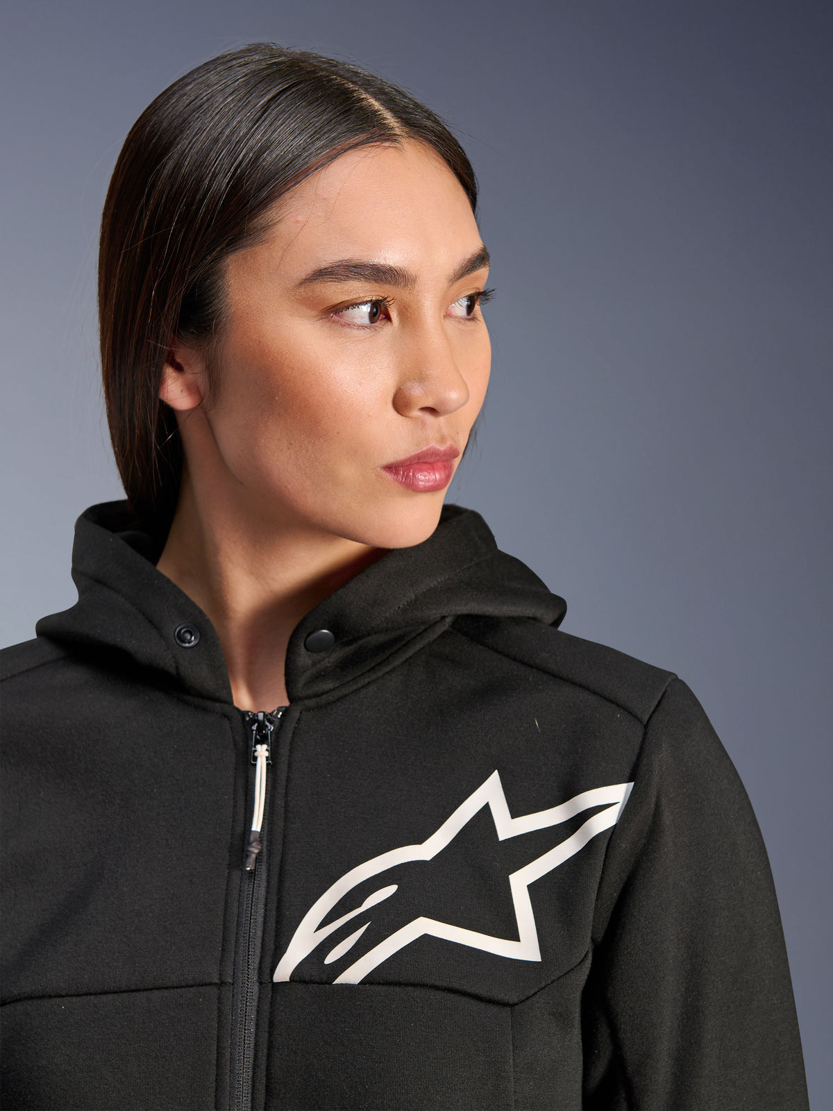 Alpinestars Stella Chrome V2 Sport Hoodie, sudadera de moto para mujer, negra con logotipo Astars blanco, material de forro polar técnico, con cremallera frontal y cuello de capucha con botones a presión, equipamiento de conducción urbana casual