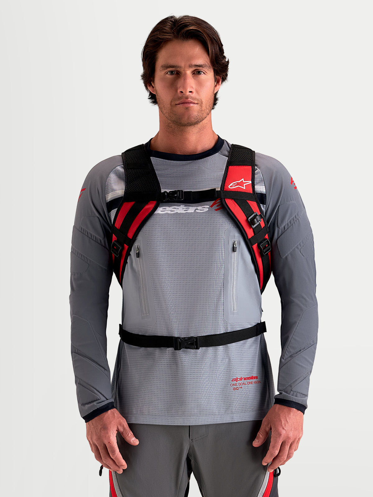 Alpinestars Mochila AT-9, mochila de motocross para hombre, negra y rojo brillante con correas de hombro acolchadas y sistema de arnés, construcción textil ligera, vista frontal en modelo
