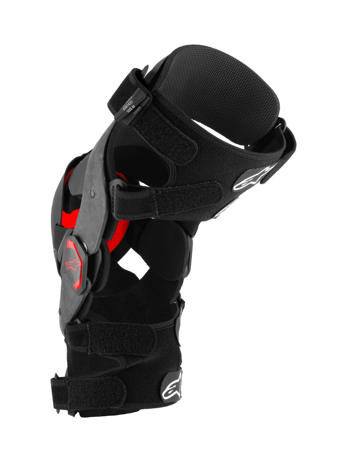 Rodillera Alpinestars Supertech RK-10 Plasma, protector de rodilla para motocross, negro y rojo, vista de perfil lateral que muestra la estructura de fibra de carbono forjada, correas ajustables e inserciones rojas de Nucleon PLASMA, equipo de protección para carreras off-road