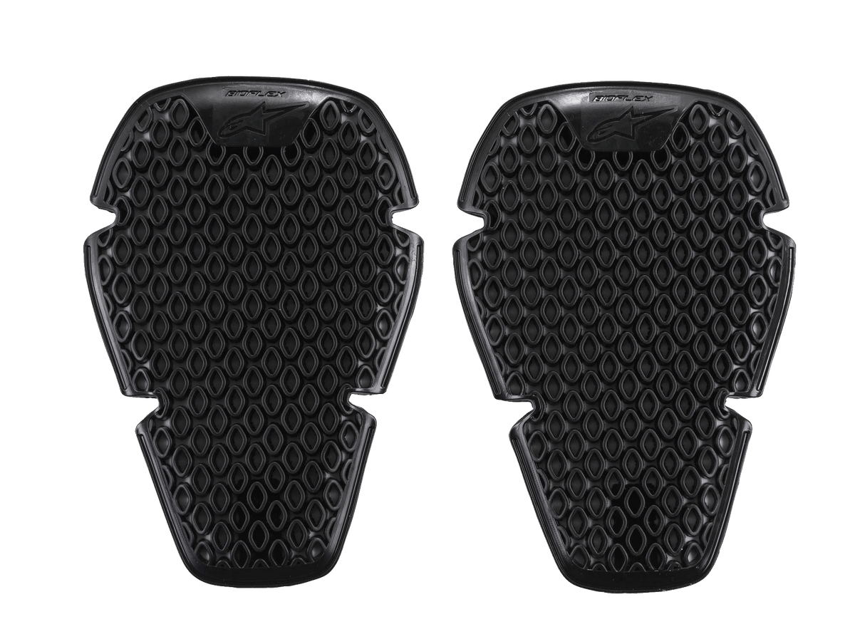Alpinestars Bioflex Knee Protection, rodilleras de protección, negras, par de inserciones protectoras delgadas con estructura de celdas unidas y ventilación en forma de diamante, diseño ergonómico y ligero para protección contra impactos, logotipo de Alpinestars y marca Bioflex en la parte superior