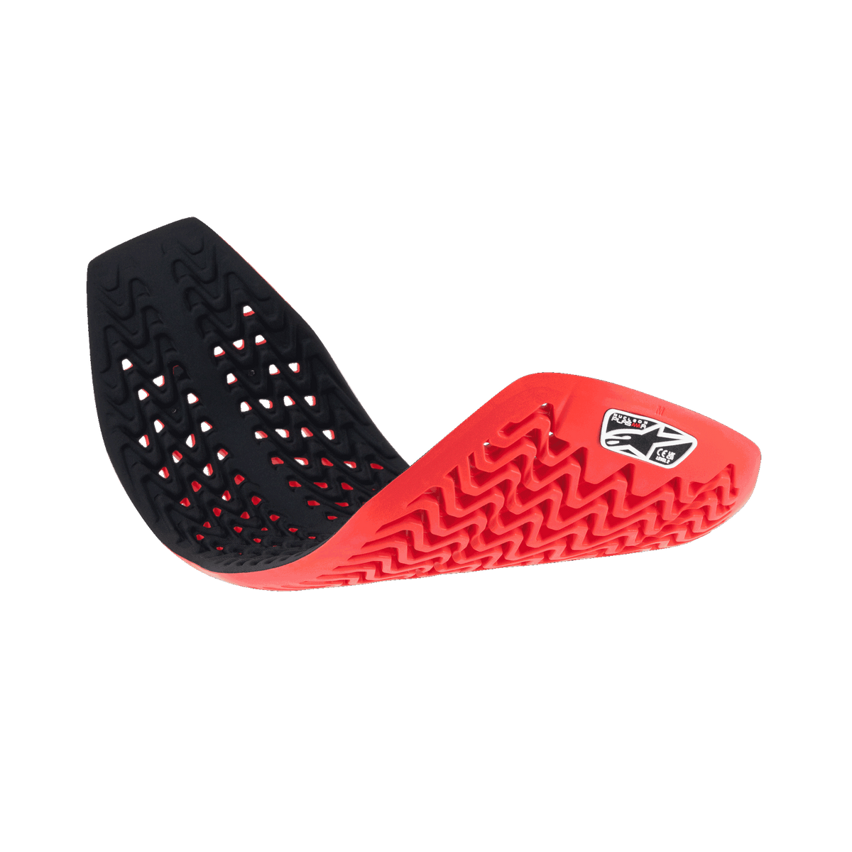 Alpinestars Nucleon Plasma Full Back Protector Insert, rojo y negro, protector de espalda flexible para motocicleta mostrado curvado para demostrar su flexibilidad, con estructura de panal ventilada y patrones ondulados para la absorción de impactos y transpirabilidad