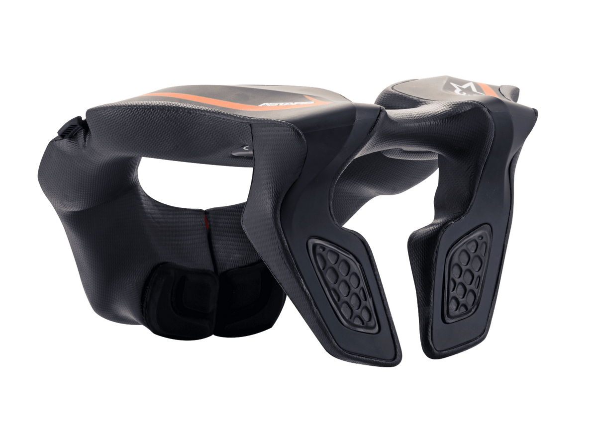 Alpinestars Youth Neck Support, protector de cuello de motocross, negro con detalles en naranja y logotipo blanco, chasis de polímero inyectado con acolchado de espuma EVA, diseñado para la seguridad de los pilotos jóvenes en carreras todoterreno