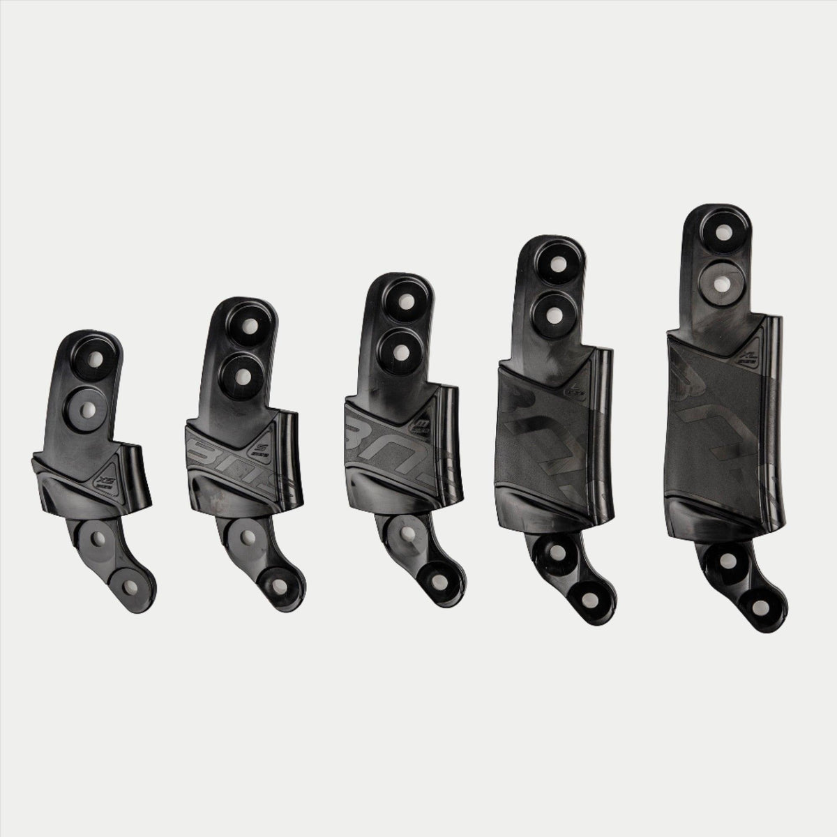 Kit adaptador de talla Alpinestars BNS, accesorio para casco y soporte de cuello, cinco componentes adaptadores de plástico negro en tamaños graduados, diseño modular para el ajuste del calce con orificios de montaje y marca texturizada, color negro sólido