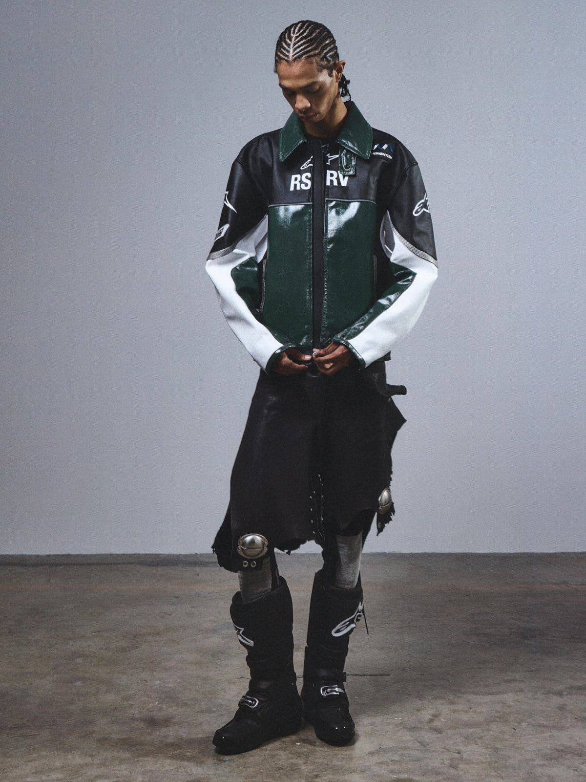 Alpinestars RSRV Alloy Leather Jacket, chaqueta de cuero premium para moto, verde, negra y blanca, acabado brillante, con logos y texto RSRV, cierre frontal, diseño urbano de estilo motorsport