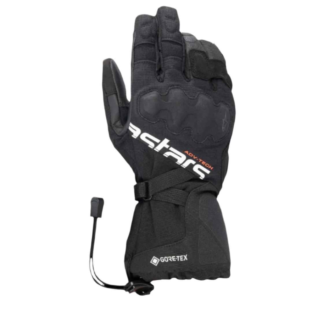 Guantes Alpinestars XT-5 GORE-TEX, guantes de moto negros con la marca Astars en blanco y el texto ADV-TECH en naranja, diseño de puño largo con protección de nudillos cubierta, logotipo GORE-TEX y cierre con cordón de choque, equipamiento para adventure touring