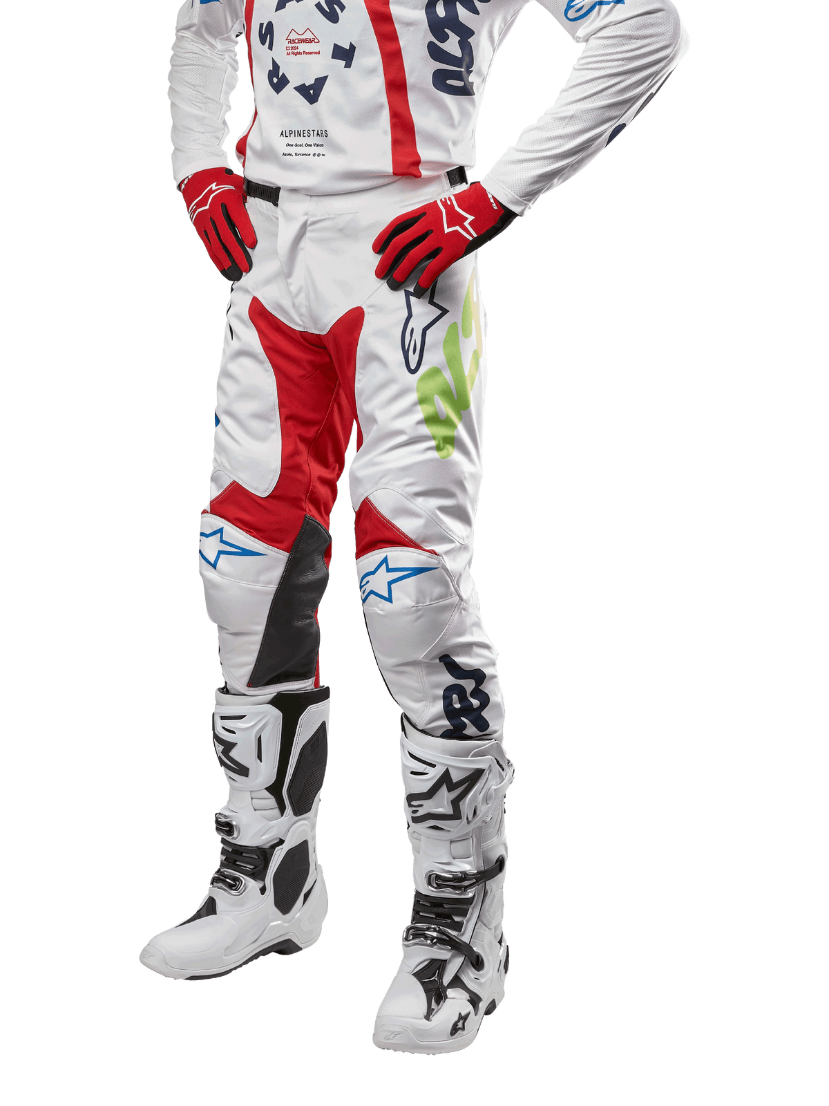Pantalones Racer Hana 2024, pantalones de motocross blancos con detalles en rojo, azul y verde lima, con un diseño protector y paneles de cuero en las rodillas, combinados con un jersey a juego, guantes rojos y botas blancas con hebillas, atuendo deportivo de motor
