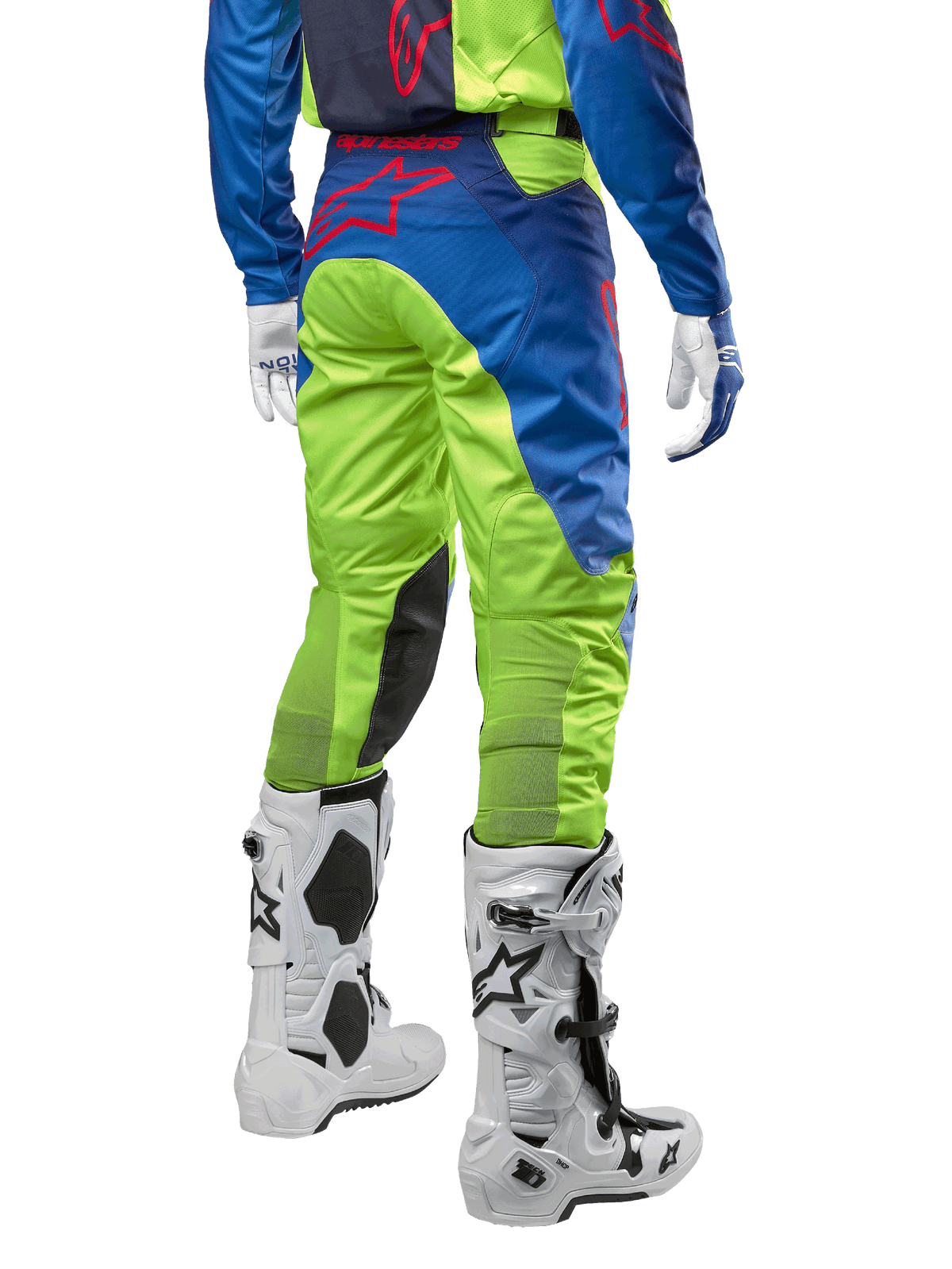 Alpinestars Racer Hoen Pants 2024, pantalones de motocross, amarillo flúor y azul Night Navy, vista trasera, con el logotipo de Alpinestars en rojo, combinados con jersey a juego, guantes blancos y botas de motocross blancas, tejido duradero para carreras off-road
