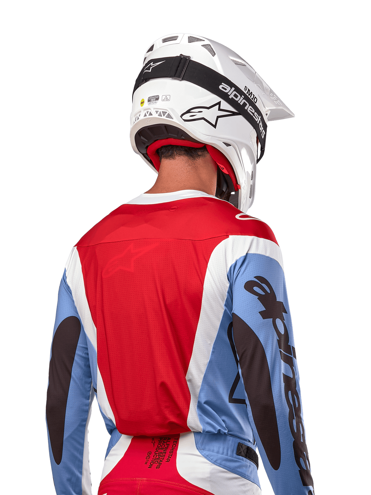 Alpinestars 2024 Techstar Ocuri Jersey, jersey de motocross, azul claro, rojo Marte y blanco, vista trasera del piloto con casco blanco a juego y gafas negras, con marca negra llamativa en las mangas y ajuste de carrera ergonómico para rendimiento todoterreno.