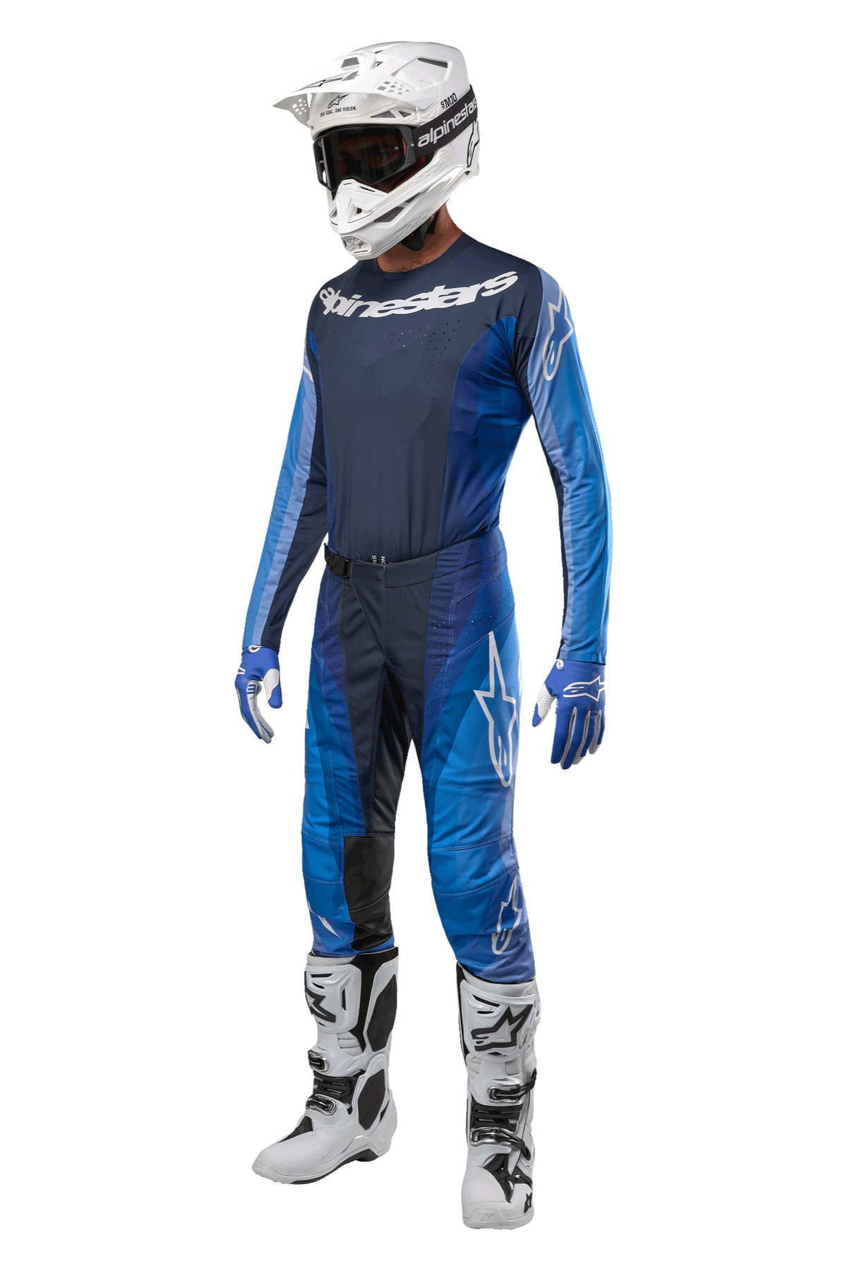 Alpinestars Techstar Pneuma Pants 2024, pantalones de motocross en azul marino y azul claro, conjunto completo de carreras con jersey a juego, casco blanco con gafas, guantes azules y blancos, y botas blancas, equipamiento profesional para off-road