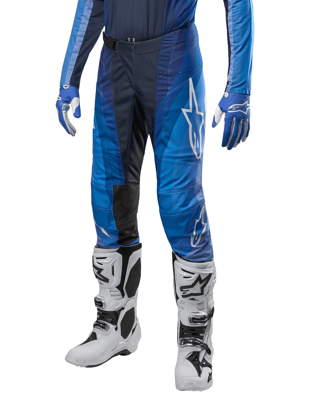 Alpinestars 2024 Techstar Pneuma Pants, pantalones de motocross, azul marino y azul claro, combinados con jersey azul a juego y botas blancas, con logo blanco en el muslo, áreas de agarre texturizadas y diseño deportivo para carreras off-road