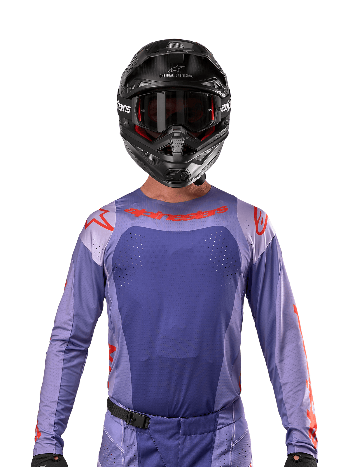 Alpinestars Techstar Ocuri Jersey 2024, jersey de motocross en púrpura y naranja intenso, usado por un piloto con casco y gafas negras, con perforaciones cortadas con láser en el pecho, ajuste atlético de carrera y logotipos rojos llamativos en los hombros y el pecho.
