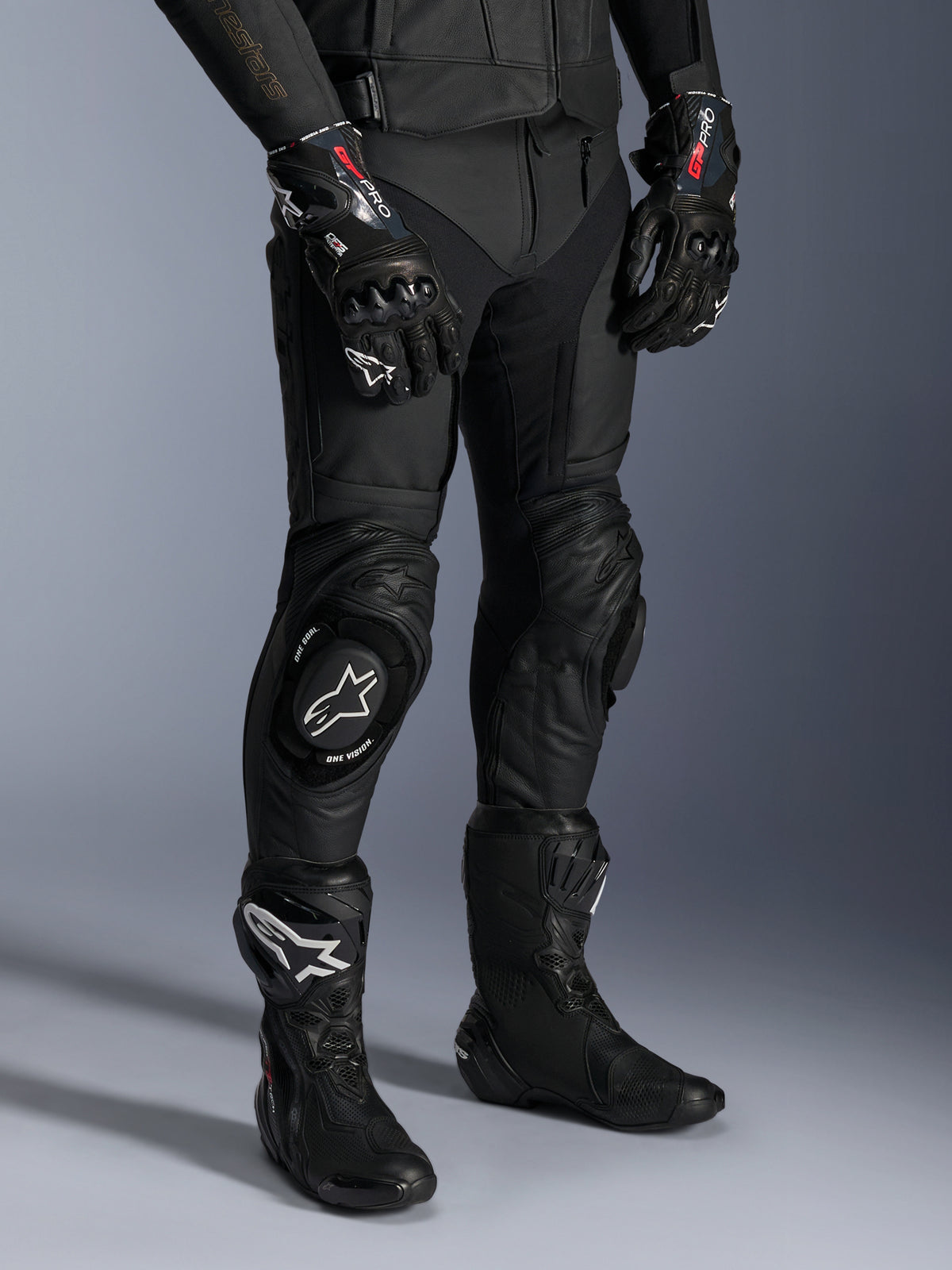 Alpinestars Missile V3 Leather Pants, pantalones negros de carreras para moto, usados con guantes GP Pro a juego y botas técnicas de carreras, construcción de cuero premium con deslizadores de rodilla con logo blanco, estética profesional para pista y carretera