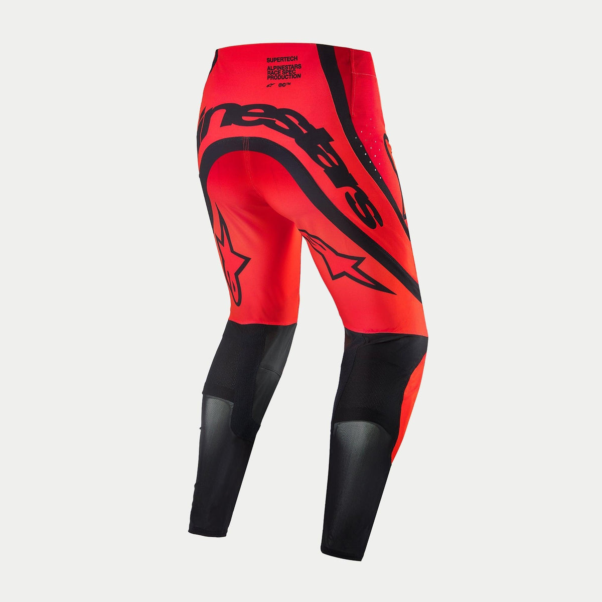 Pantalones Alpinestars Supertech Ember LE, pantalones de motocross, rojo flúor y rojo brillante con detalles en negro, vista trasera con la marca Alpinestars en negro llamativo en el asiento, logotipos de estrella en los muslos y paneles de malla técnica en la parte inferior de las piernas