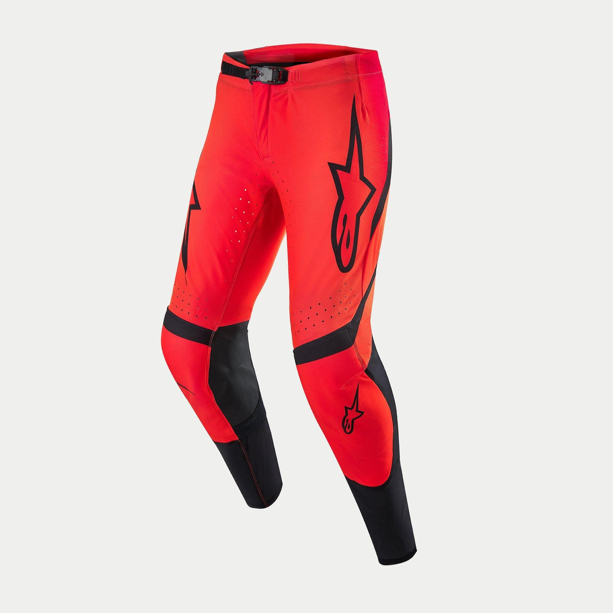 Pantalones Alpinestars Supertech Ember LE, pantalones de motocross, rojo flúor y rojo brillante con detalles en negro, logotipos Alpinestars prominentes en los muslos, zonas perforadas para ventilación y paneles negros en la parte interna de las piernas y las espinillas, equipamiento de alto rendimiento para carreras todoterreno