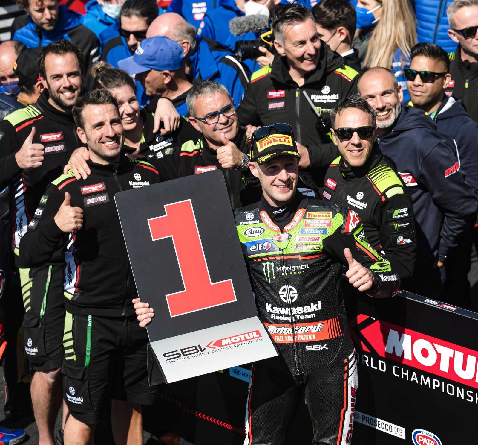Jonathan Rea alcanza un nuevo hito mientras toma dos victorias en la carrera de superbike mundiales en Assen, Países Bajos