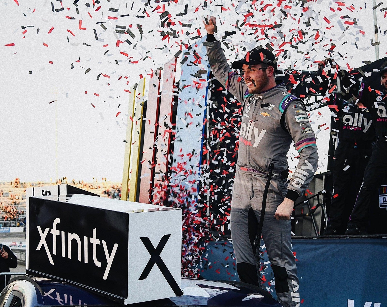 Alex Bowman Powers a la victoria de la Copa NASCAR en Martinsville Speedway, Virginia