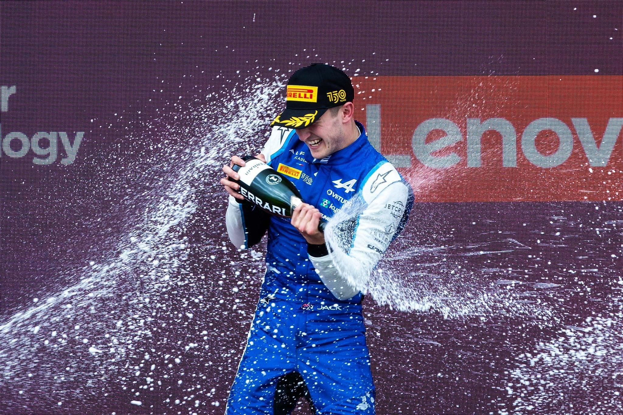 Jack Doohan Maestra en condiciones difíciles y toma la victoria de F2
