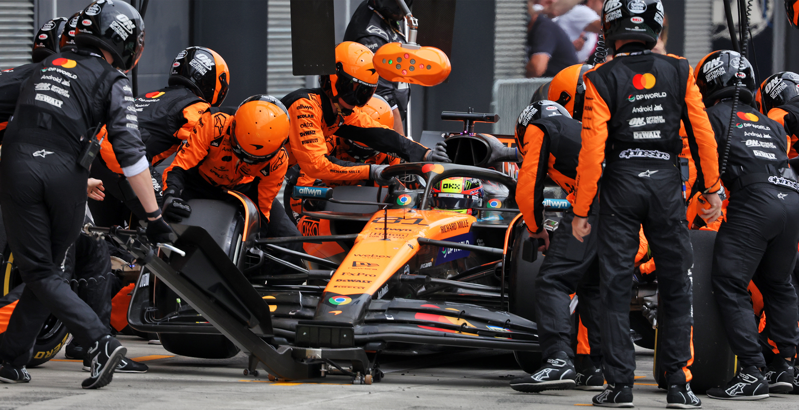 Al volante: qué visten los pilotos de F1 de Alpinestars el día de la carrera