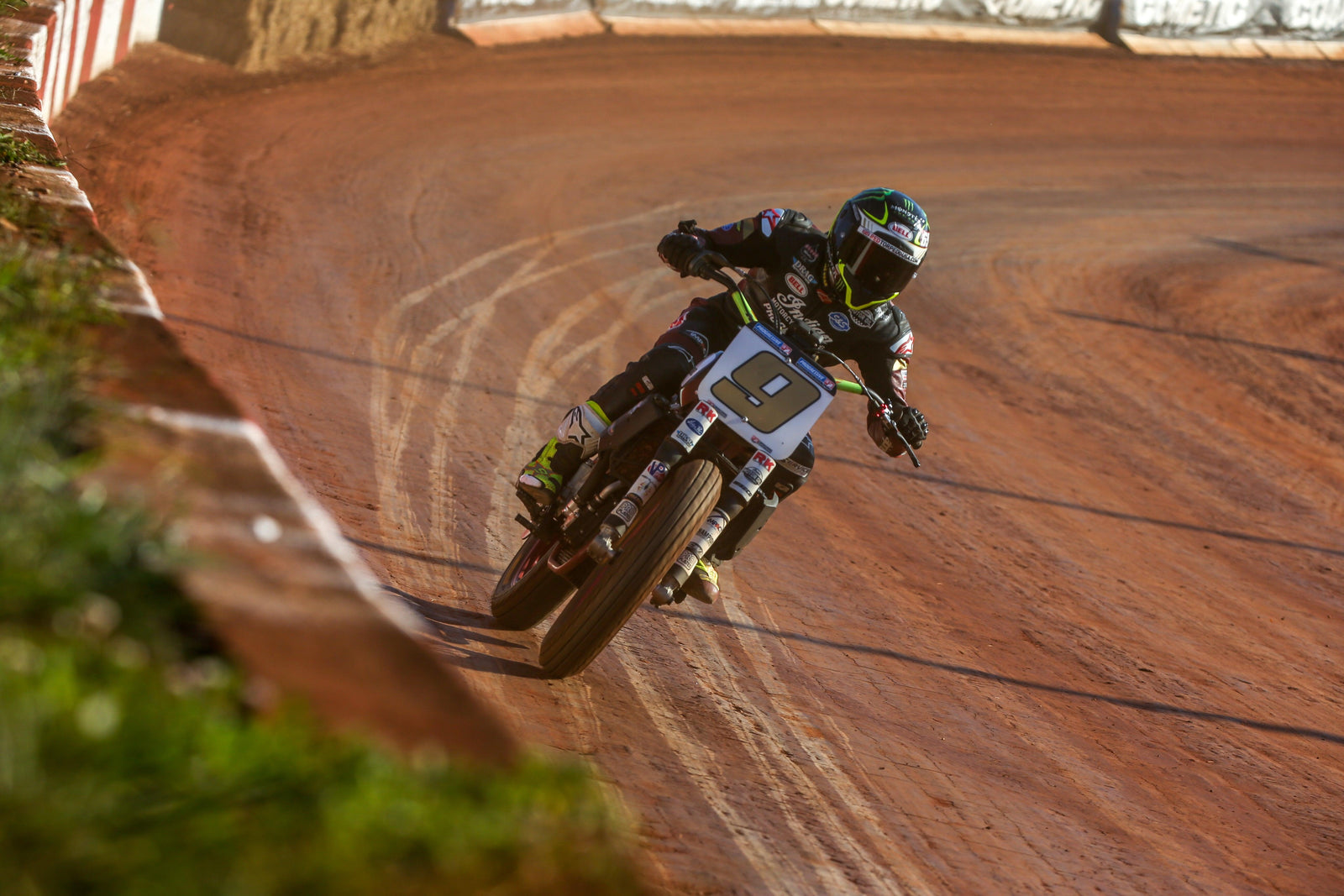 Jared Mees hace Dixie Double después de ganar ambas carreras de pistas planas de popa en Woodstock, Georgia