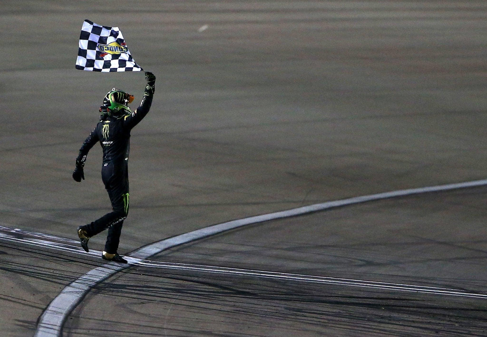 KURT BUSCH DA UNA CLASE MAGISTRAL DE PILOTAJE Y SE LLEVA LA VICTORIA EN CASA EN LAS VEGAS MOTOR SPEEDWAY