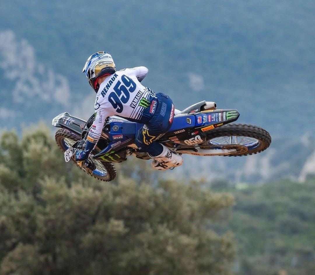 Maxime Renaux en llamas en Lacapelle-Marival, Francia, ganando tanto las carreras MX1 como la superfinal