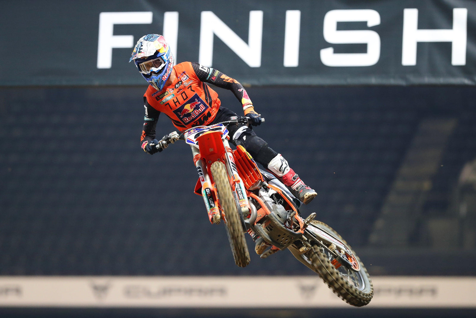 Marvin Musquin intocable es el rey de París después de ganar carreras de París Supercross