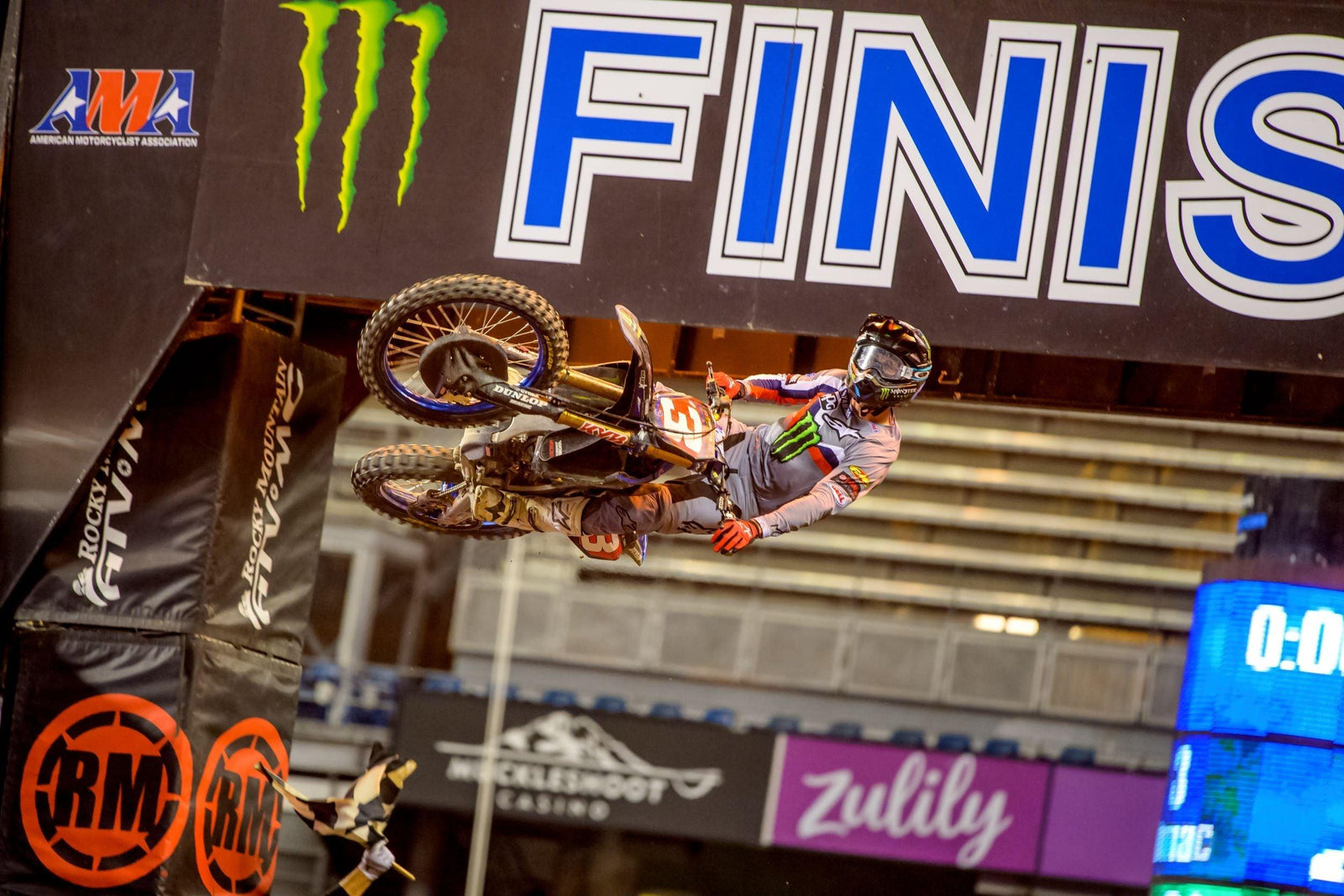 Alpinestars 1,2,3 mientras Eli Tomac gana el quinto evento principal de AMA 450SX en una fila en Lumen Field, Seattle