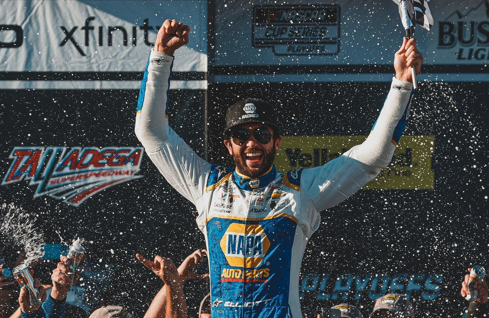 Chase Elliot gana la carrera de la Copa Talladega NASCAR y es el primer piloto en avanzar a las finales ocho de 2022 playoffs