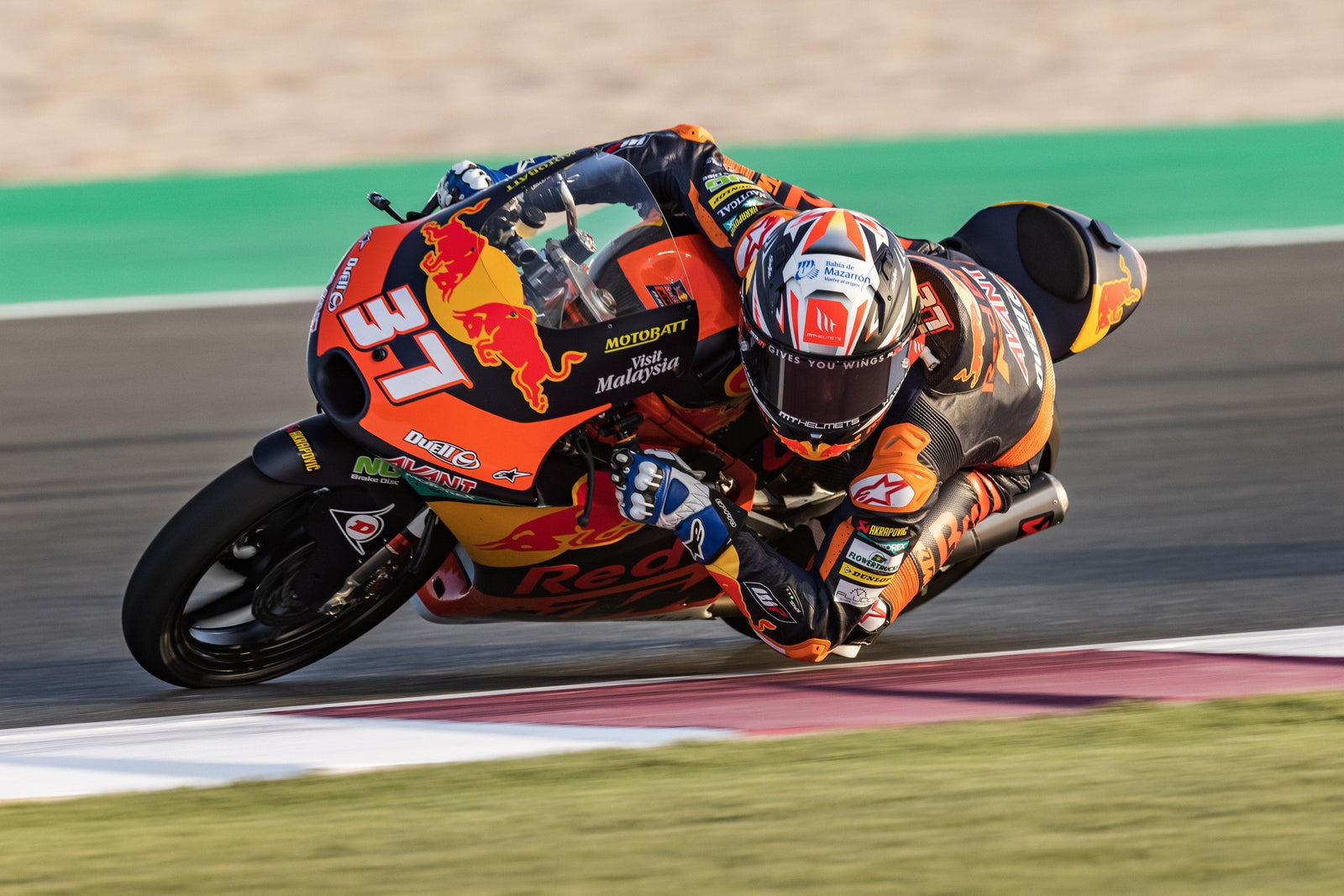 El novato rojo Hot Pedro Acosta entrega una clase magistral de montar a la victoria de Moto3 desde Pitlane