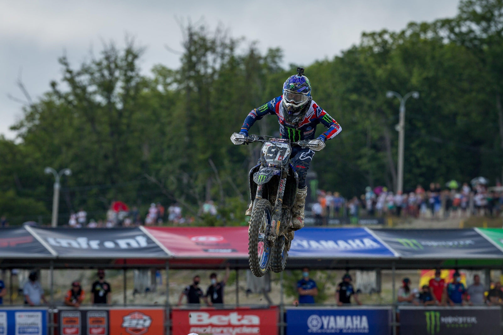 Fuertes actuaciones Ver Jeremy Seewer, Glenn Coldenhoff y Romain Febvre en la mezcla para MXGP de la gloria de la República Checa en Loket