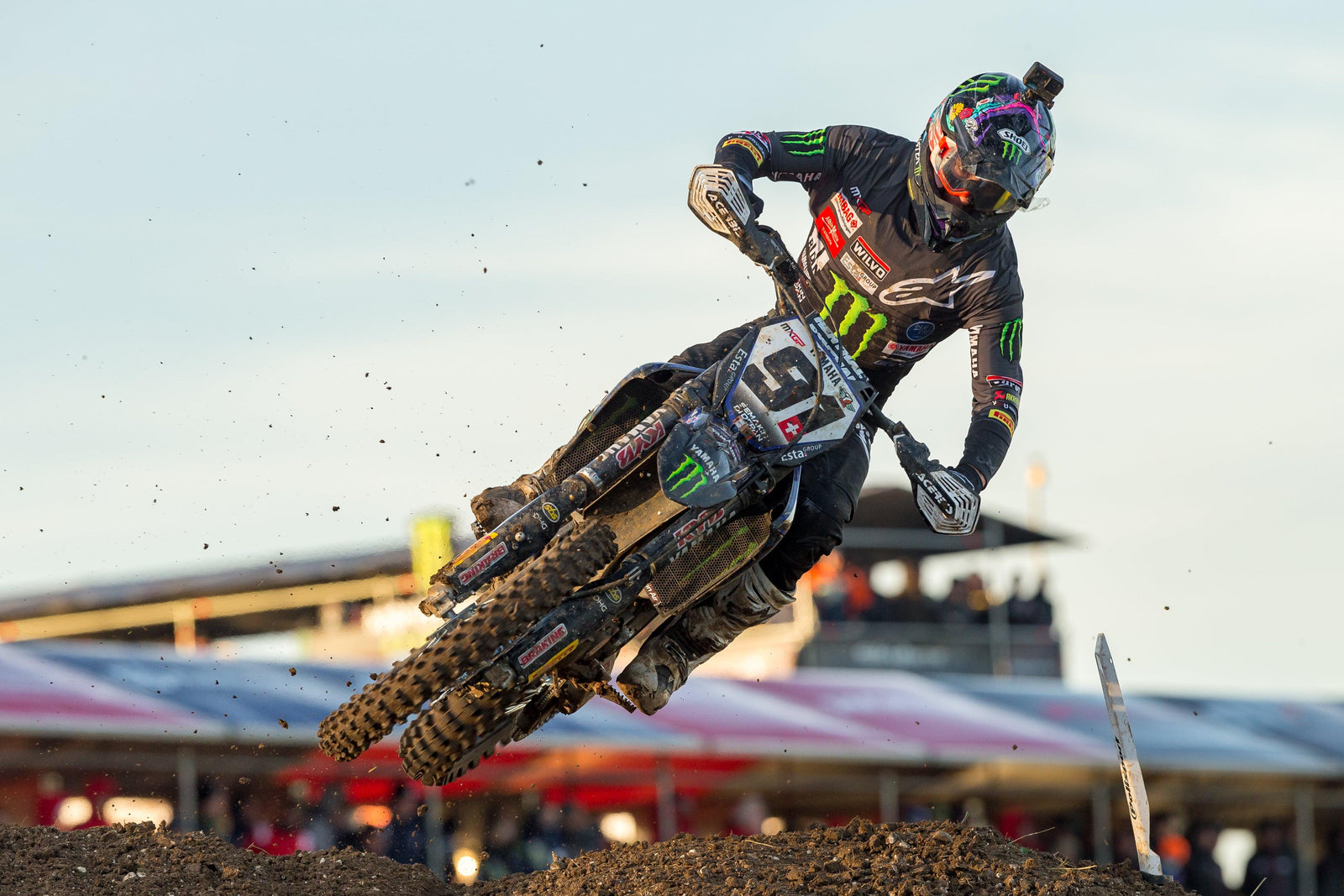 Jeremy Seewer y Maxime Renaux Shine en el primer partido de la temporada de MXGP en Matterley Basin, Inglaterra