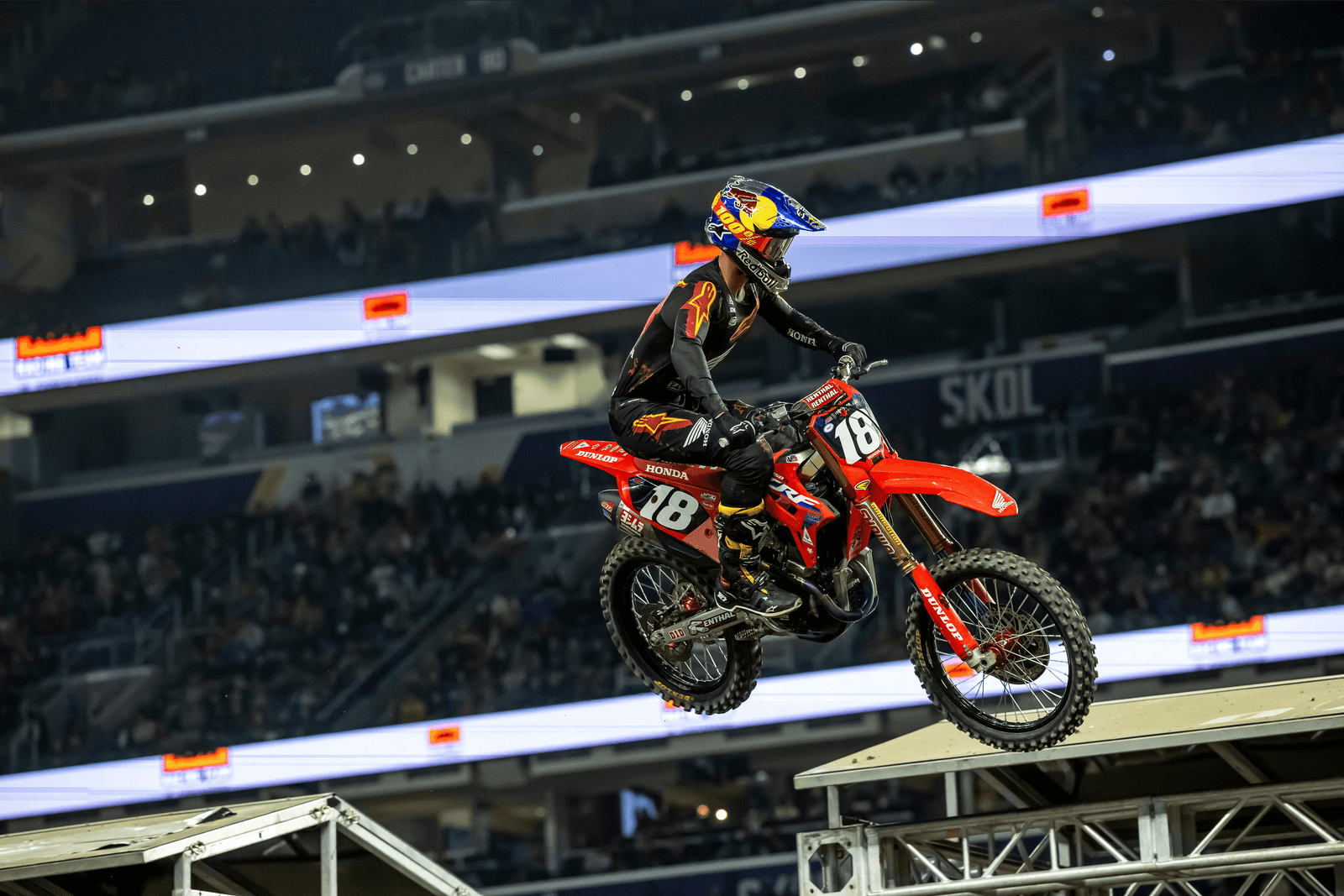 Jett Lawrence dominante tiene éxito en 250sx carreras este en Minneapolis