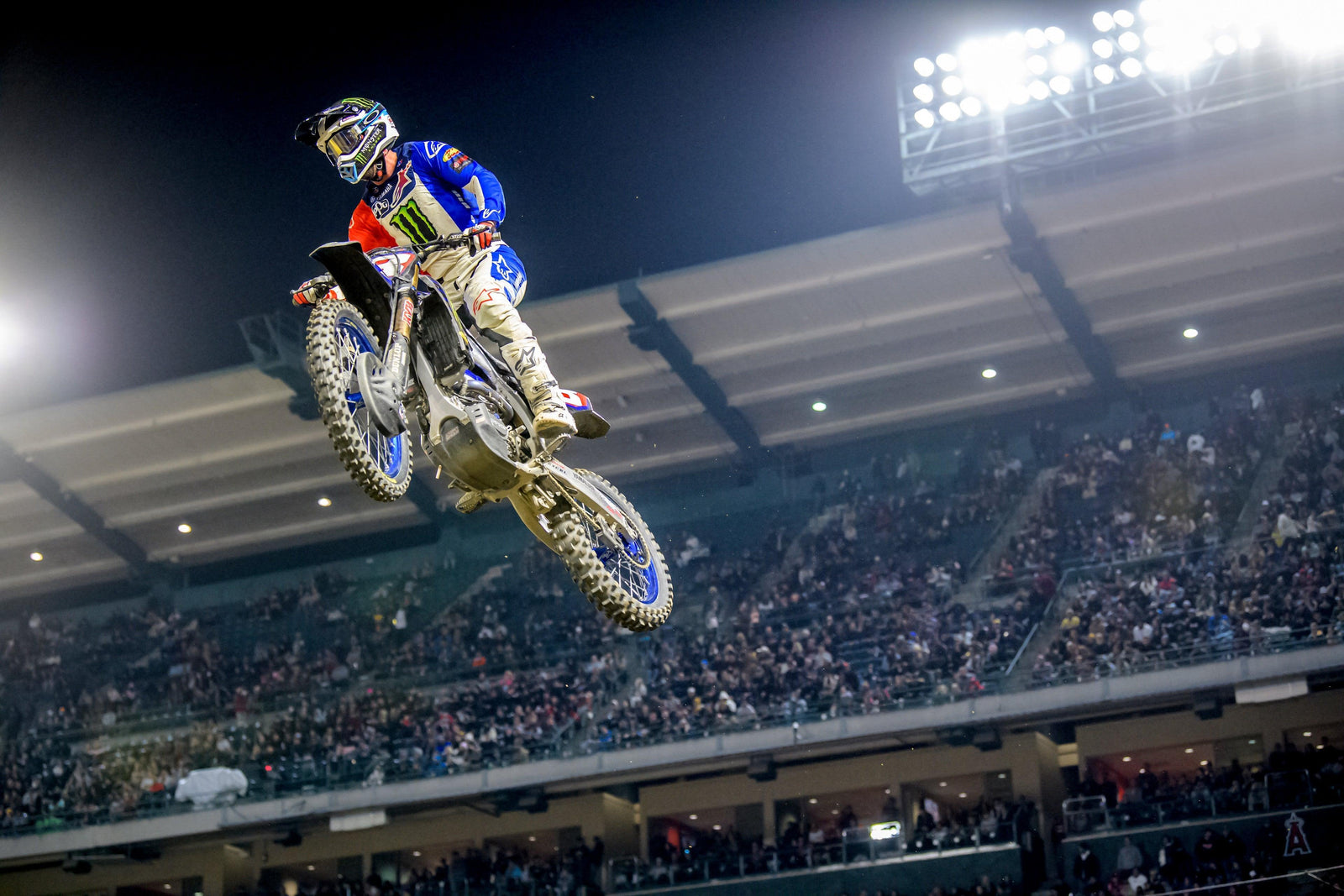 Eli Tomac lidera un choque de podio de Alpinestars en Anaheim 2 450sx Race en California