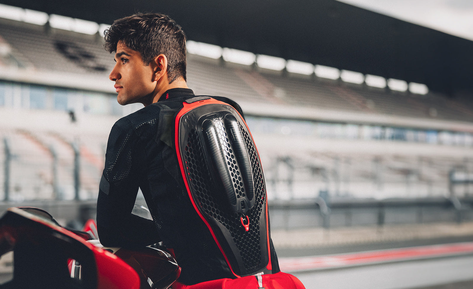 Tech-Air® vs. Standard Armor: ¿Cuál es mejor para los motociclistas deportivos? 