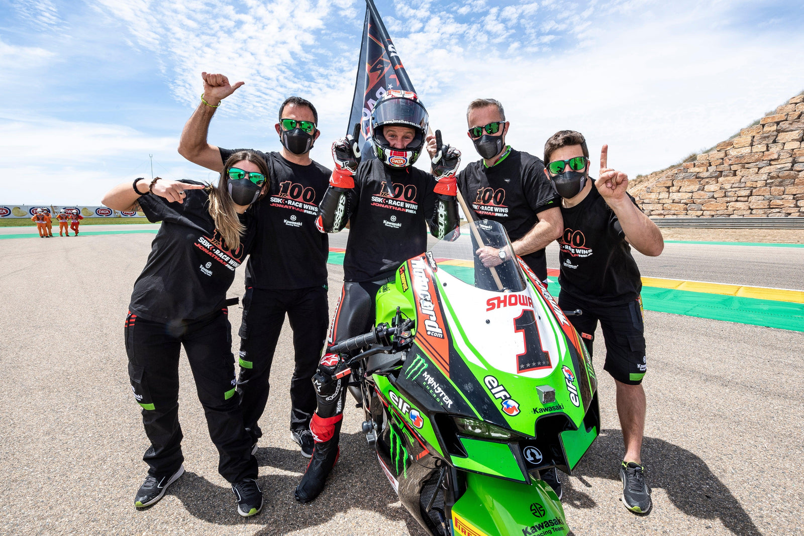 Jonathan Rea récord domina WSBK Race One en Aragón, España, y toma la victoria de la serie 100