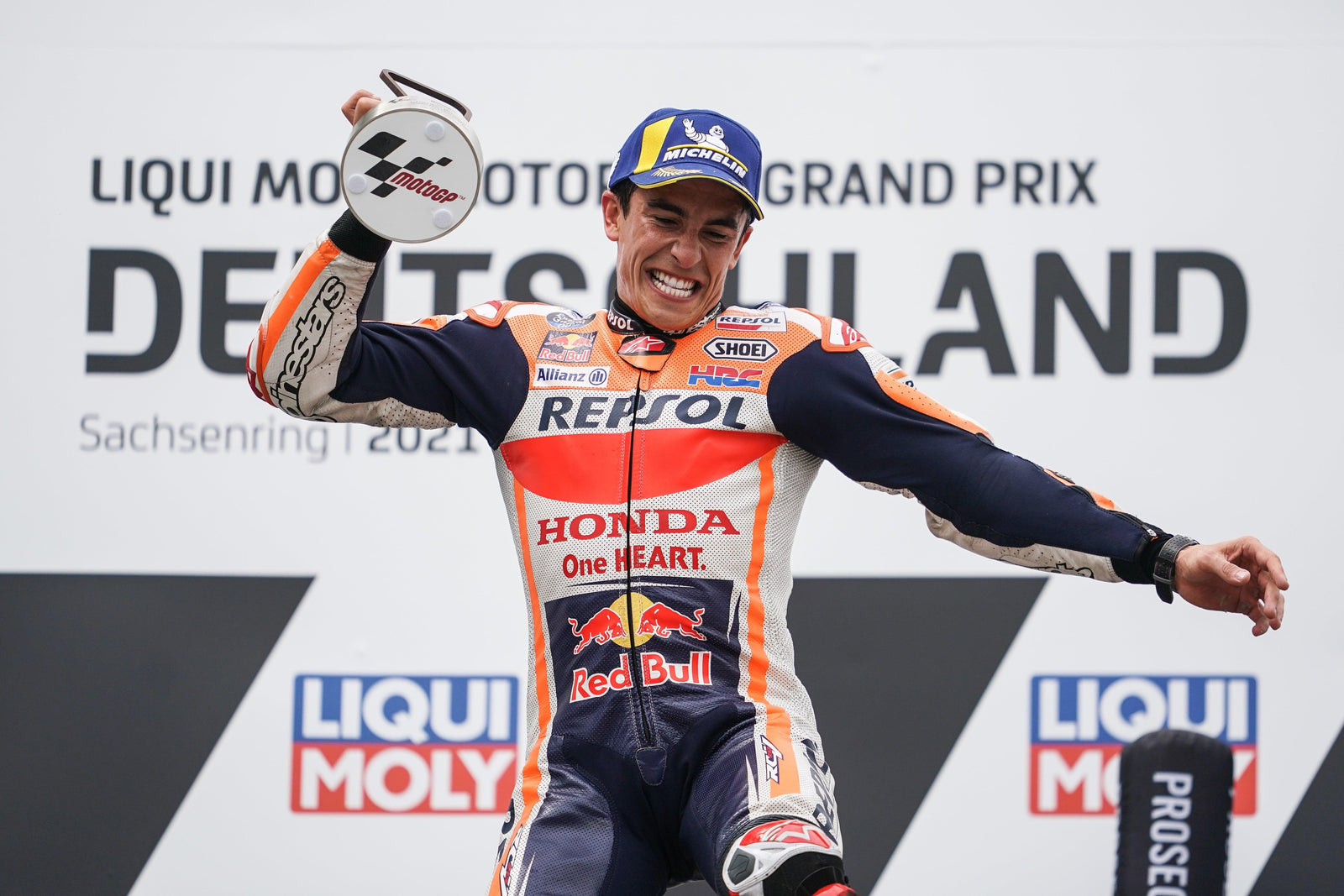 Alpinestars podio Cloqueado como Marc Márquez domina la raza MotoGP en el Sachsenring, Alemania